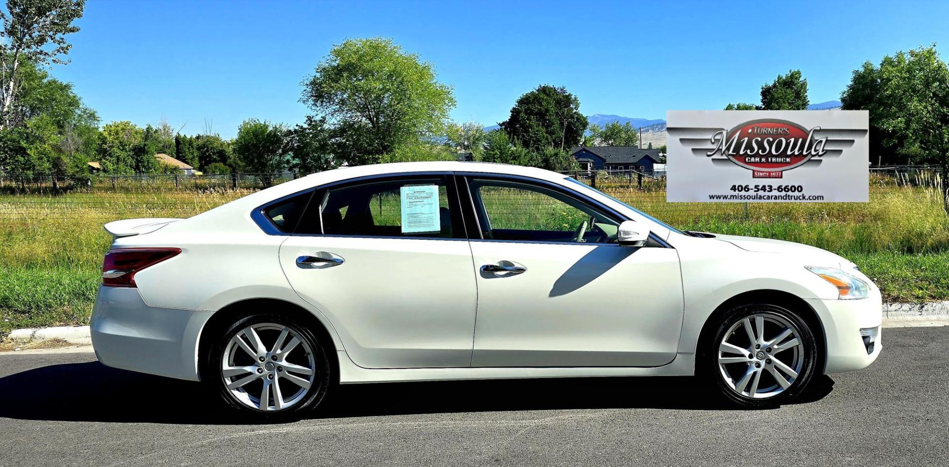2013 White /Black Nissan Altima 3.5 SV (1N4BL3AP4DC) with an 3.5L V6 DOHC 24V engine, Automatic transmission, located at 450 N Russell, Missoula, MT, 59801, (406) 543-6600, 46.874496, -114.017433 - Air Bag Light is On. Clean FWD Luxury Sedan. 3.5L V6 Engine. Heated Leather Seats. Bluetooth Phone and Audio. AM FM SAT CD Player. Backup Camera. Power Sunroof. The Airbag is working according to a mechanic, but because of a computer issue, The Nissan Dealer can't get the light shutoff. Selling at a - Photo#1