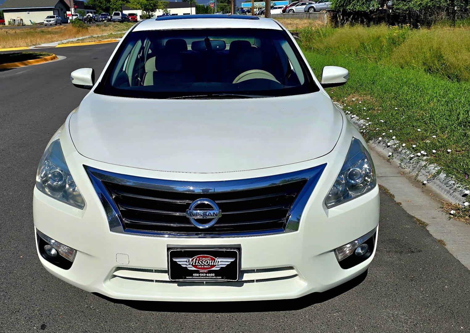 2013 White /Black Nissan Altima 3.5 SV (1N4BL3AP4DC) with an 3.5L V6 DOHC 24V engine, Automatic transmission, located at 450 N Russell, Missoula, MT, 59801, (406) 543-6600, 46.874496, -114.017433 - Air Bag Light is On. Clean FWD Luxury Sedan. 3.5L V6 Engine. Heated Leather Seats. Bluetooth Phone and Audio. AM FM SAT CD Player. Backup Camera. Power Sunroof. The Airbag is working according to a mechanic, but because of a computer issue, The Nissan Dealer can't get the light shutoff. Selling at a - Photo#4