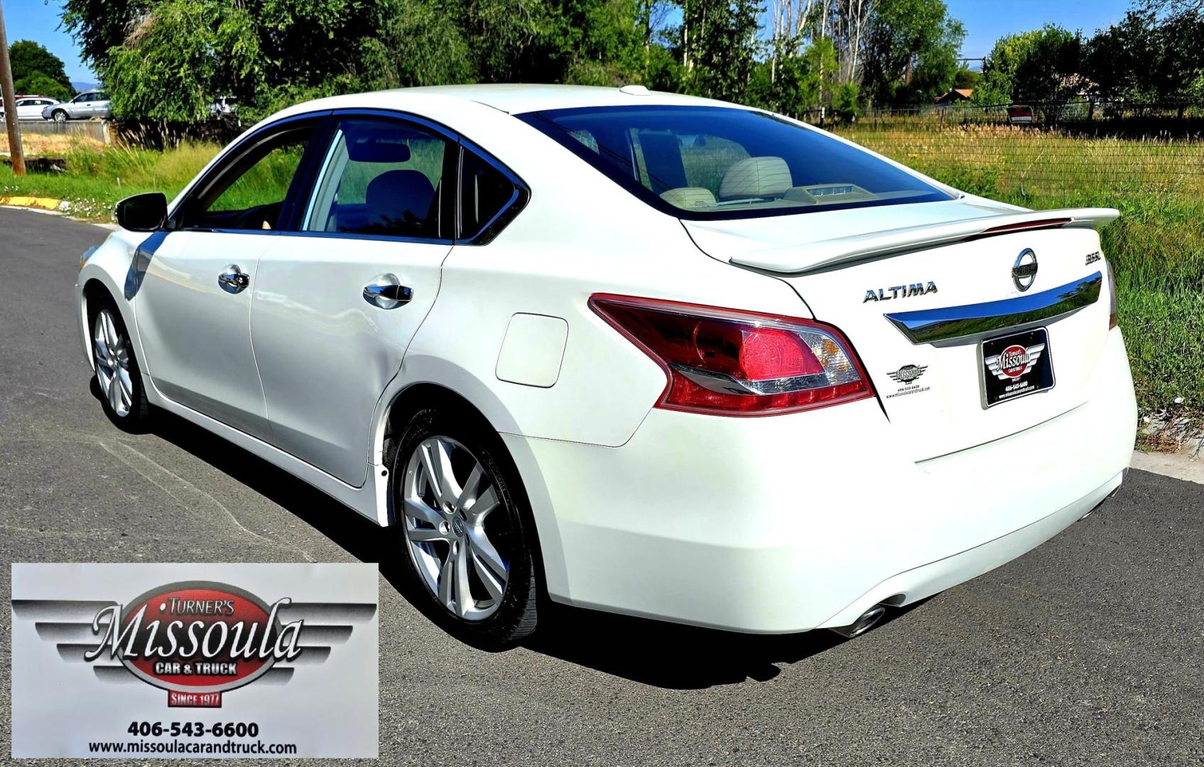 2013 White /Black Nissan Altima 3.5 SV (1N4BL3AP4DC) with an 3.5L V6 DOHC 24V engine, Automatic transmission, located at 450 N Russell, Missoula, MT, 59801, (406) 543-6600, 46.874496, -114.017433 - Air Bag Light is On. Clean FWD Luxury Sedan. 3.5L V6 Engine. Heated Leather Seats. Bluetooth Phone and Audio. AM FM SAT CD Player. Backup Camera. Power Sunroof. The Airbag is working according to a mechanic, but because of a computer issue, The Nissan Dealer can't get the light shutoff. Selling at a - Photo#6