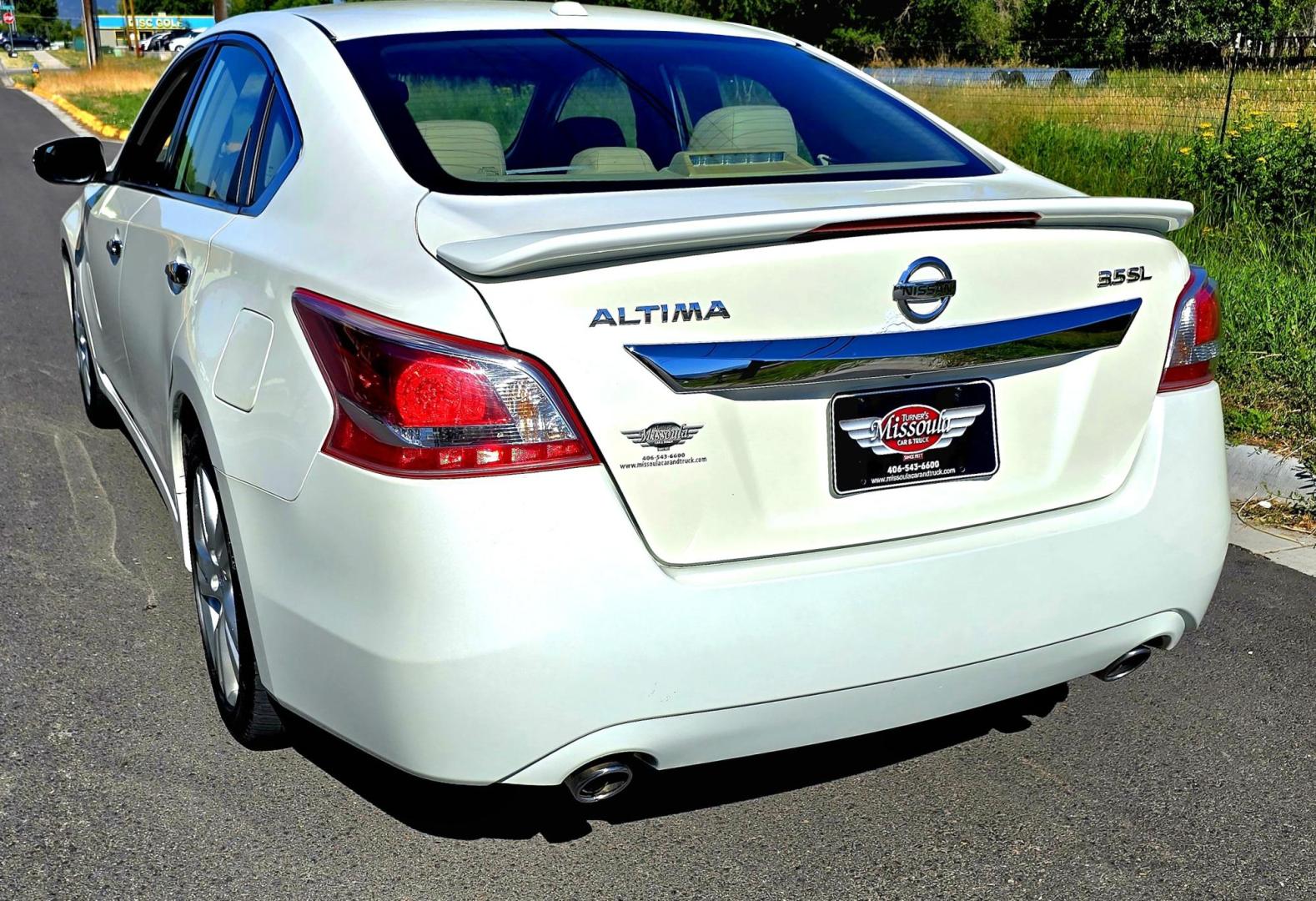 2013 White /Black Nissan Altima 3.5 SV (1N4BL3AP4DC) with an 3.5L V6 DOHC 24V engine, Automatic transmission, located at 450 N Russell, Missoula, MT, 59801, (406) 543-6600, 46.874496, -114.017433 - Air Bag Light is On. Clean FWD Luxury Sedan. 3.5L V6 Engine. Heated Leather Seats. Bluetooth Phone and Audio. AM FM SAT CD Player. Backup Camera. Power Sunroof. The Airbag is working according to a mechanic, but because of a computer issue, The Nissan Dealer can't get the light shutoff. Selling at a - Photo#7