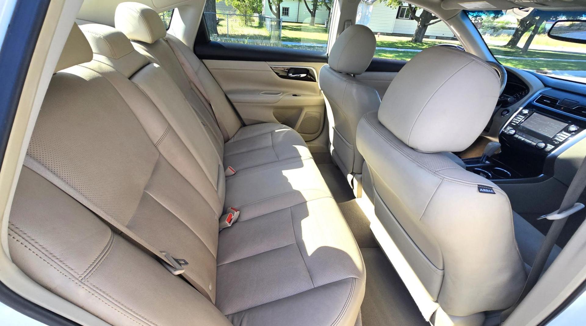 2013 White /Black Nissan Altima 3.5 SV (1N4BL3AP4DC) with an 3.5L V6 DOHC 24V engine, Automatic transmission, located at 450 N Russell, Missoula, MT, 59801, (406) 543-6600, 46.874496, -114.017433 - Air Bag Light is On. Clean FWD Luxury Sedan. 3.5L V6 Engine. Heated Leather Seats. Bluetooth Phone and Audio. AM FM SAT CD Player. Backup Camera. Power Sunroof. The Airbag is working according to a mechanic, but because of a computer issue, The Nissan Dealer can't get the light shutoff. Selling at a - Photo#8
