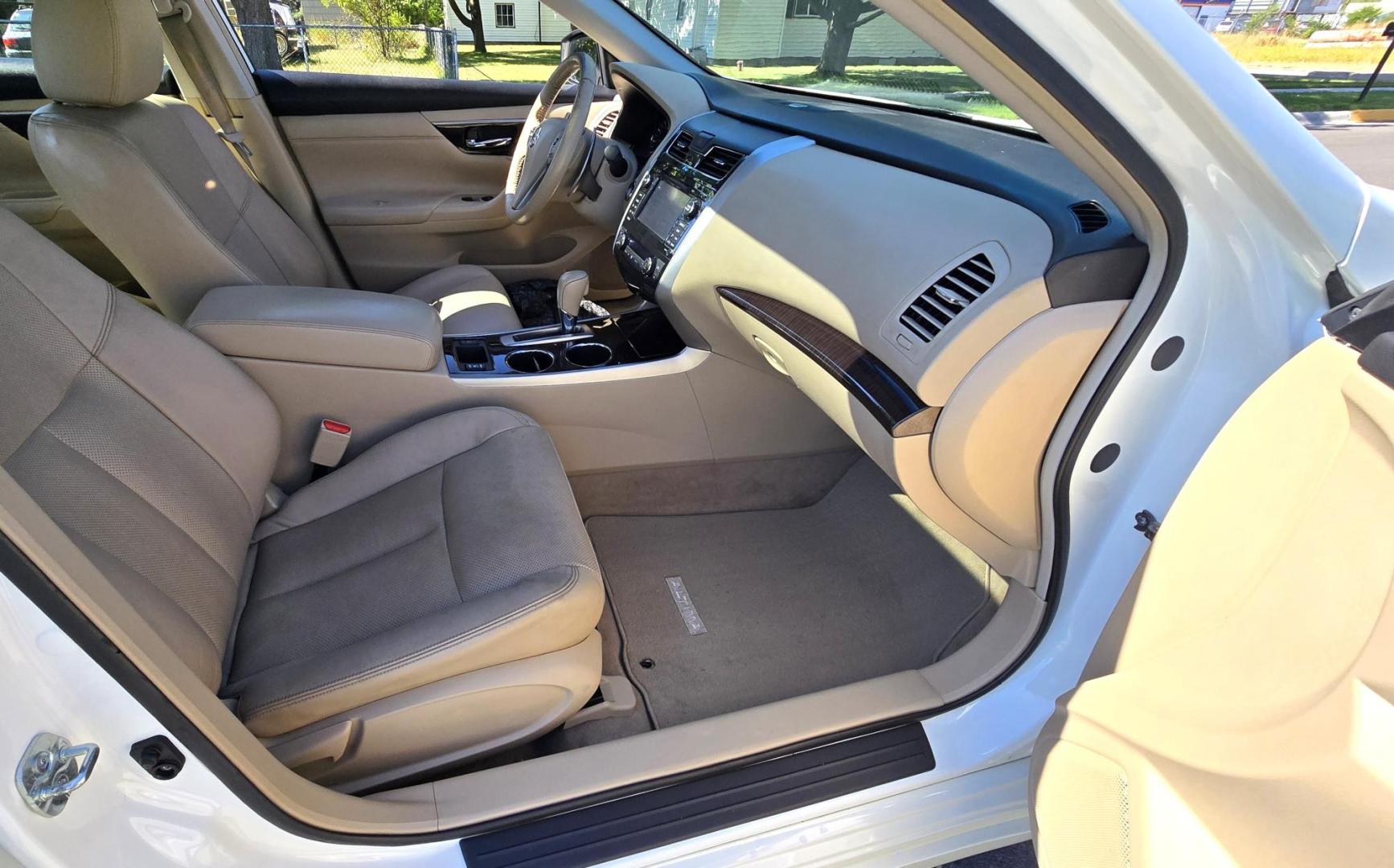 2013 White /Black Nissan Altima 3.5 SV (1N4BL3AP4DC) with an 3.5L V6 DOHC 24V engine, Automatic transmission, located at 450 N Russell, Missoula, MT, 59801, (406) 543-6600, 46.874496, -114.017433 - Air Bag Light is On. Clean FWD Luxury Sedan. 3.5L V6 Engine. Heated Leather Seats. Bluetooth Phone and Audio. AM FM SAT CD Player. Backup Camera. Power Sunroof. The Airbag is working according to a mechanic, but because of a computer issue, The Nissan Dealer can't get the light shutoff. Selling at a - Photo#9