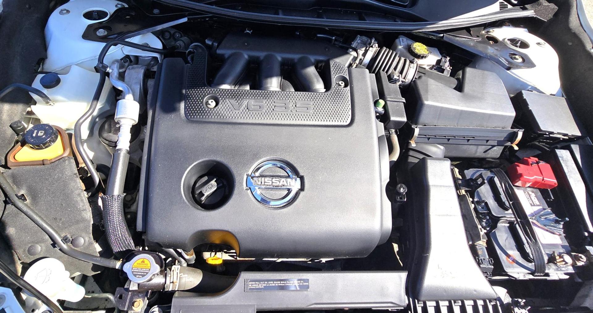 2013 White /Black Nissan Altima 3.5 SV (1N4BL3AP4DC) with an 3.5L V6 DOHC 24V engine, Automatic transmission, located at 450 N Russell, Missoula, MT, 59801, (406) 543-6600, 46.874496, -114.017433 - Air Bag Light is On. Clean FWD Luxury Sedan. 3.5L V6 Engine. Heated Leather Seats. Bluetooth Phone and Audio. AM FM SAT CD Player. Backup Camera. Power Sunroof. The Airbag is working according to a mechanic, but because of a computer issue, The Nissan Dealer can't get the light shutoff. Selling at a - Photo#15