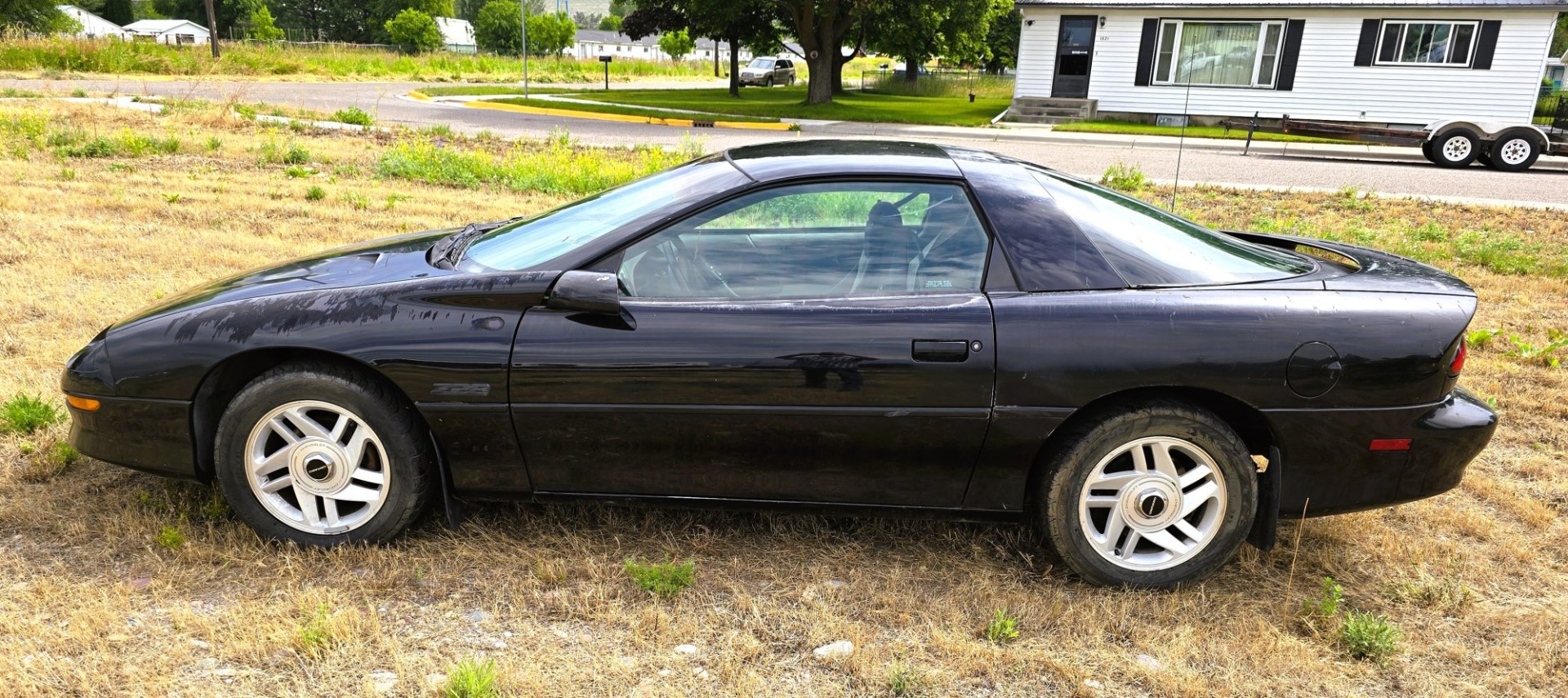 1993 Black /Gray Chevrolet Camaro Z28 coupe (2G1FP22P2P2) with an 5.7L V8 OHV 12V engine, Automatic transmission, located at 450 N Russell, Missoula, MT, 59801, (406) 543-6600, 46.874496, -114.017433 - 1993 Chevy Camaro with a 5.7L V8 Engine that runs great. The downside is the Transmission is on it's last legs. It will run great for a while then it will not shift. Selling as a parts or project car. Air Conditioning Blows cold. Power Windows work. Like I said the engine is strong. Interior is pret- Photo#0