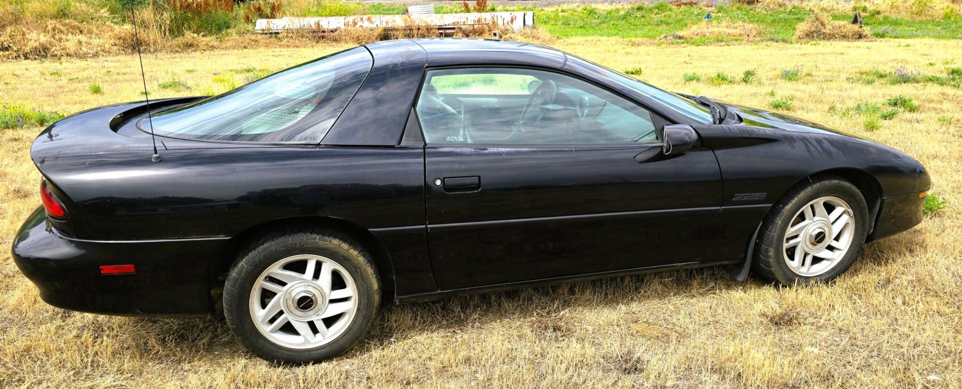 1993 Black /Gray Chevrolet Camaro Z28 coupe (2G1FP22P2P2) with an 5.7L V8 OHV 12V engine, Automatic transmission, located at 450 N Russell, Missoula, MT, 59801, (406) 543-6600, 46.874496, -114.017433 - 1993 Chevy Camaro with a 5.7L V8 Engine that runs great. The downside is the Transmission is on it's last legs. It will run great for a while then it will not shift. Selling as a parts or project car. Air Conditioning Blows cold. Power Windows work. Like I said the engine is strong. Interior is pret- Photo#4