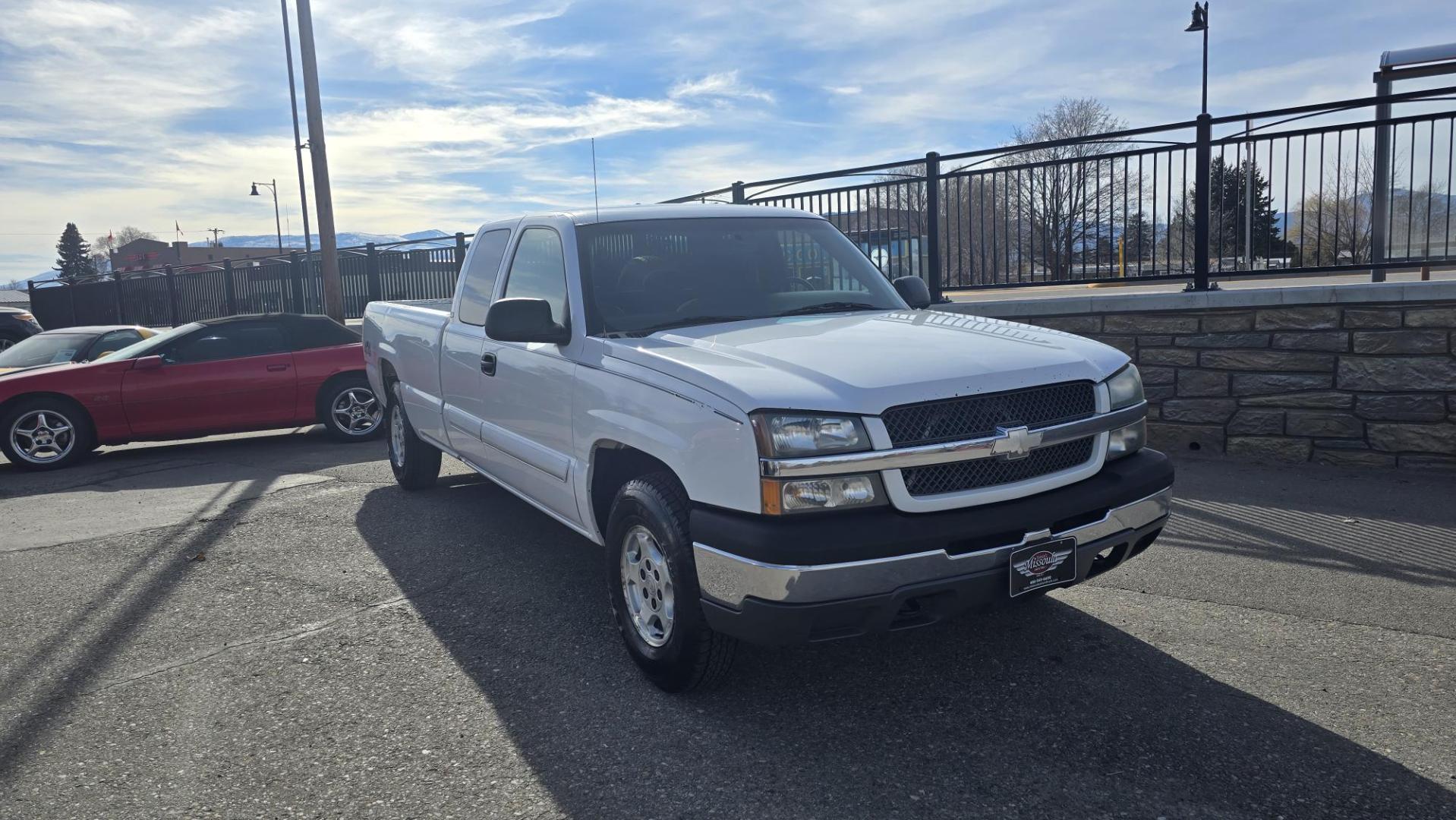 2003 White /Grey Cloth Chevrolet 1500 (4 Wheel Drive) Silverado 1500 LS (1GCEK19T73E) with an 5.3L V8 SFI engine, Automatic with Overdrive transmission, located at 450 N Russell, Missoula, MT, 59801, (406) 543-6600, 46.874496, -114.017433 - Nice Two Owner Extended Cab Long Box 4 Wheel Drive with a Clean Title and Carfax. 5.3L V8 Engine. Automatic Transmission. Air Conditioning. Cruise Control. Power Windows and Locks. Tires are in New Condition. Because of the age. Financing is NOT Available through our lenders. - Photo#5