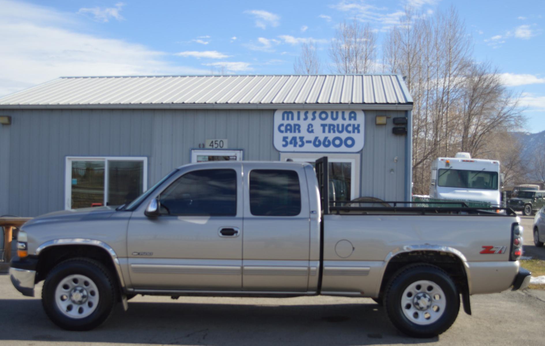 2000 Silver Birch Chevrolet 1500 "LS" (1GCEK19T3YZ) with an 5.3L V8 SFI engine, Automatic transmission, located at 450 N Russell, Missoula, MT, 59801, (406) 543-6600, 46.874496, -114.017433 - 4 Wheel Drive. Z71 Package. Towing. Head Rack. Air Conditioning. Power Windows. Runs Great! This vehicle is more then 20 years old and is not eligible for lending through our finance companies. - Photo #0