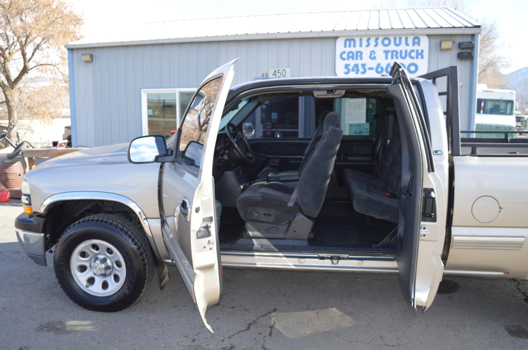 2000 Silver Birch Chevrolet 1500 "LS" (1GCEK19T3YZ) with an 5.3L V8 SFI engine, Automatic transmission, located at 450 N Russell, Missoula, MT, 59801, (406) 543-6600, 46.874496, -114.017433 - 4 Wheel Drive. Z71 Package. Towing. Head Rack. Air Conditioning. Power Windows. Runs Great! This vehicle is more then 20 years old and is not eligible for lending through our finance companies. - Photo #10