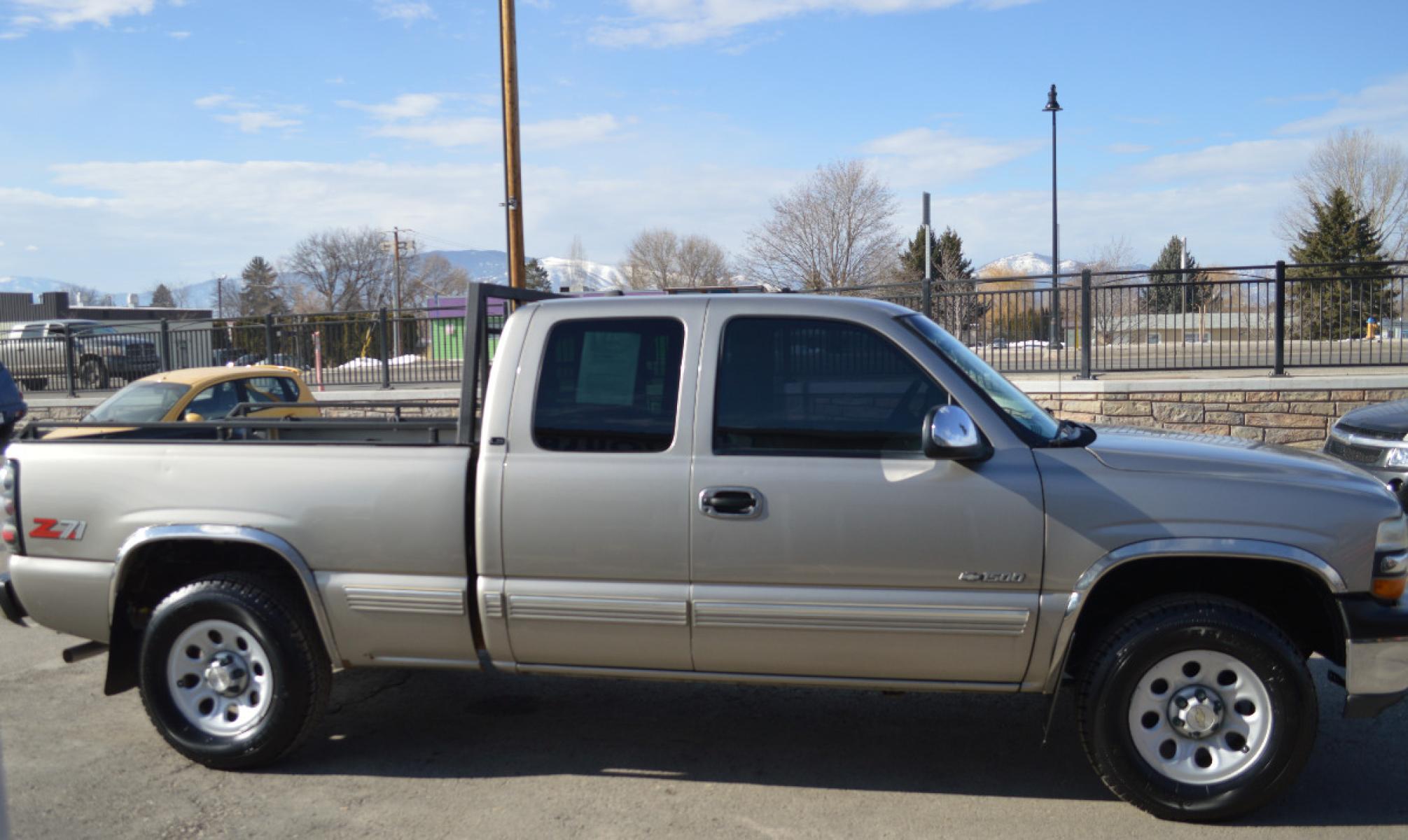 2000 Silver Birch Chevrolet 1500 "LS" (1GCEK19T3YZ) with an 5.3L V8 SFI engine, Automatic transmission, located at 450 N Russell, Missoula, MT, 59801, (406) 543-6600, 46.874496, -114.017433 - 4 Wheel Drive. Z71 Package. Towing. Head Rack. Air Conditioning. Power Windows. Runs Great! This vehicle is more then 20 years old and is not eligible for lending through our finance companies. - Photo #1
