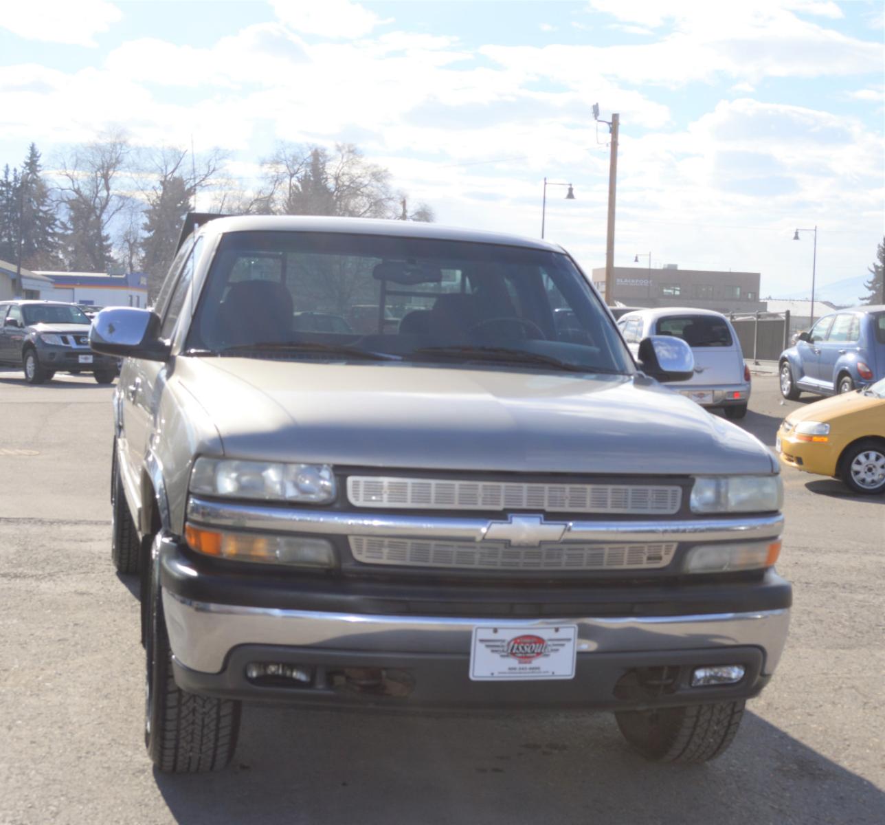 2000 Silver Birch Chevrolet 1500 "LS" (1GCEK19T3YZ) with an 5.3L V8 SFI engine, Automatic transmission, located at 450 N Russell, Missoula, MT, 59801, (406) 543-6600, 46.874496, -114.017433 - Photo #2