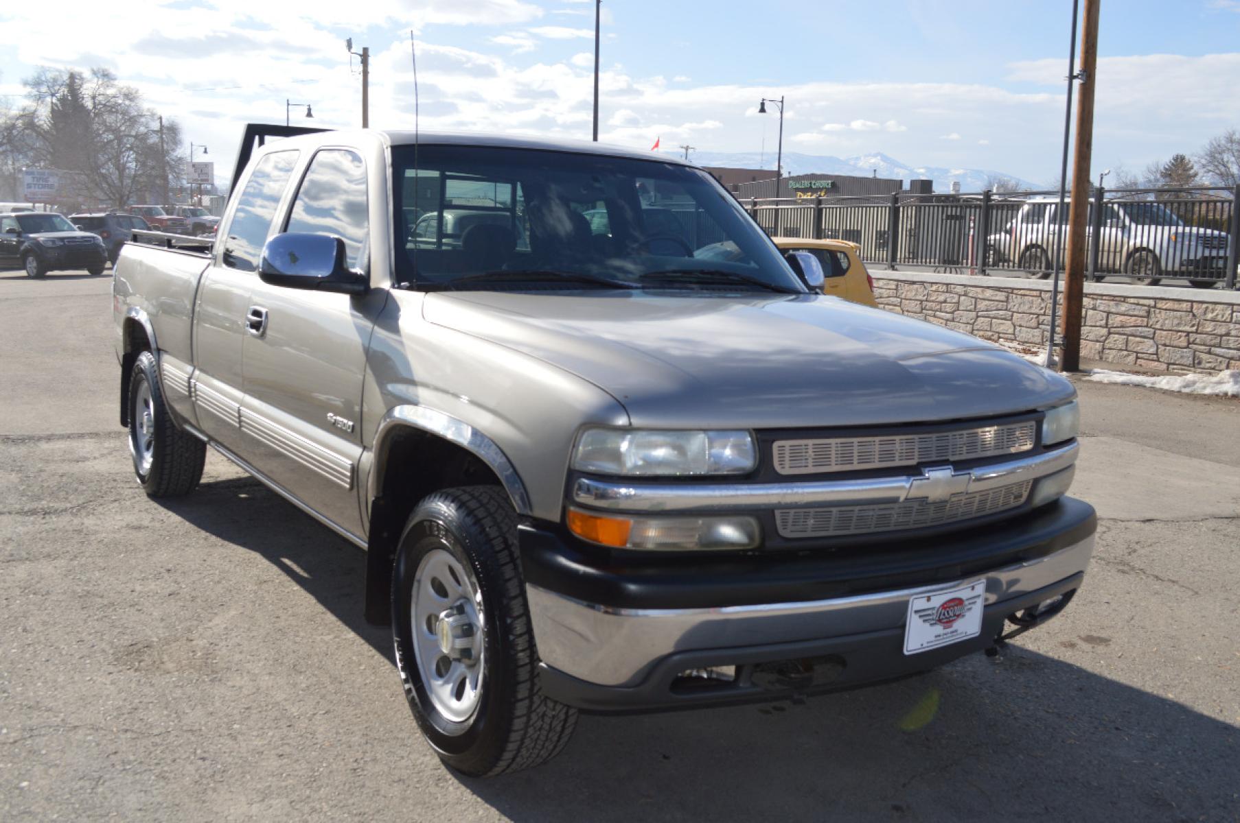 2000 Silver Birch Chevrolet 1500 "LS" (1GCEK19T3YZ) with an 5.3L V8 SFI engine, Automatic transmission, located at 450 N Russell, Missoula, MT, 59801, (406) 543-6600, 46.874496, -114.017433 - 4 Wheel Drive. Z71 Package. Towing. Head Rack. Air Conditioning. Power Windows. Runs Great! This vehicle is more then 20 years old and is not eligible for lending through our finance companies. - Photo #3