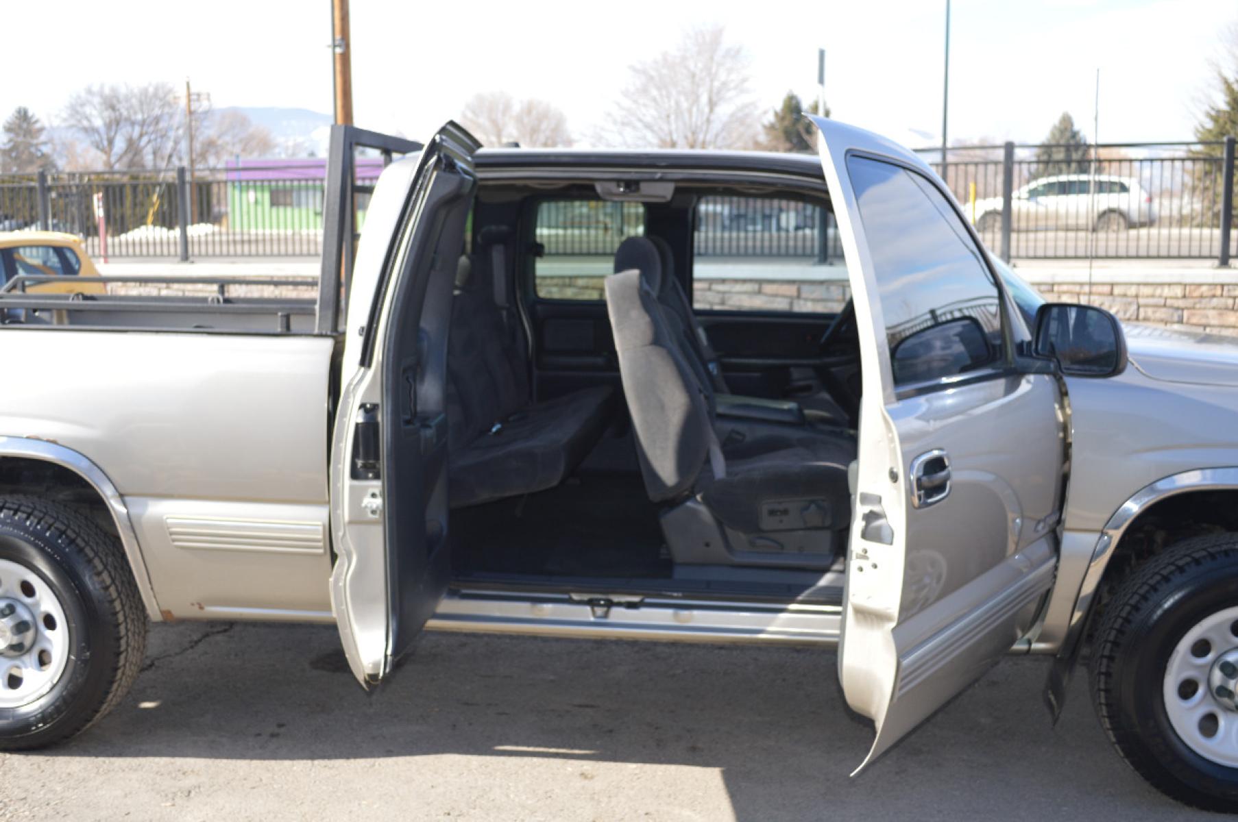 2000 Silver Birch Chevrolet 1500 "LS" (1GCEK19T3YZ) with an 5.3L V8 SFI engine, Automatic transmission, located at 450 N Russell, Missoula, MT, 59801, (406) 543-6600, 46.874496, -114.017433 - 4 Wheel Drive. Z71 Package. Towing. Head Rack. Air Conditioning. Power Windows. Runs Great! This vehicle is more then 20 years old and is not eligible for lending through our finance companies. - Photo #8