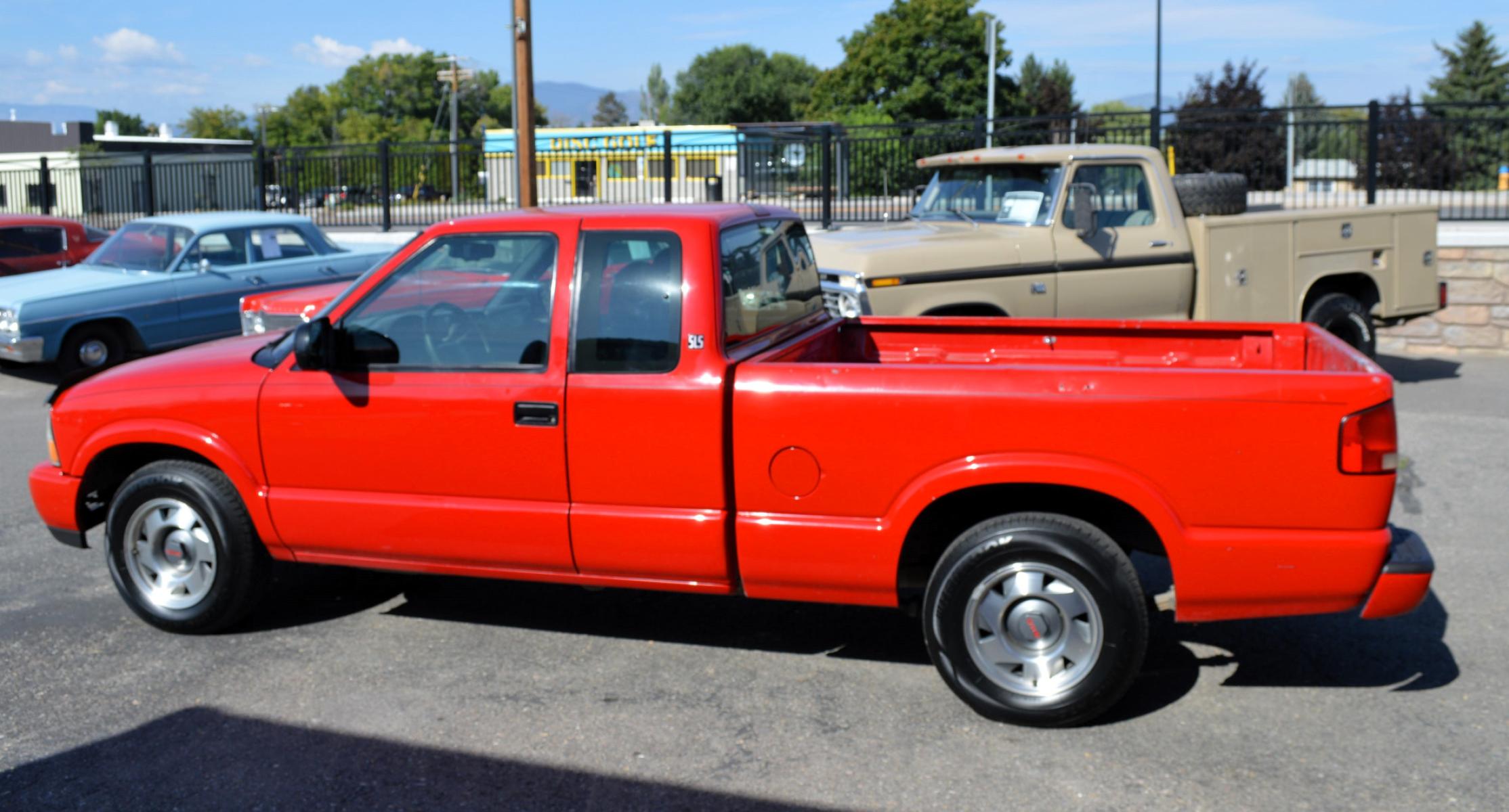 2001 Red GMC Sonoma SL Ext. Cab Short Bed 2WD (1GTCS195318) with an 2.2L L4 OHV 8V FFV engine, Automatic transmission, located at 450 N Russell, Missoula, MT, 59801, (406) 543-6600, 46.874496, -114.017433 - Great Running little truck . Passenger side has some body damage. Air Conditioning Blows Cold. Cruise and Tilt. Gets Great Gas Mileage. Newer Tires and Windshield. This vehicle is more then 20 years old and is not eligible for lending through our finance companies. - Photo #0