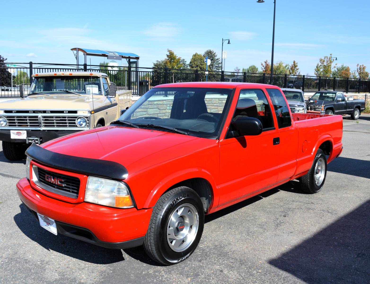 2001 Red GMC Sonoma SL Ext. Cab Short Bed 2WD (1GTCS195318) with an 2.2L L4 OHV 8V FFV engine, Automatic transmission, located at 450 N Russell, Missoula, MT, 59801, (406) 543-6600, 46.874496, -114.017433 - Great Running little truck . Passenger side has some body damage. Air Conditioning Blows Cold. Cruise and Tilt. Gets Great Gas Mileage. Newer Tires and Windshield. This vehicle is more then 20 years old and is not eligible for lending through our finance companies. - Photo #1