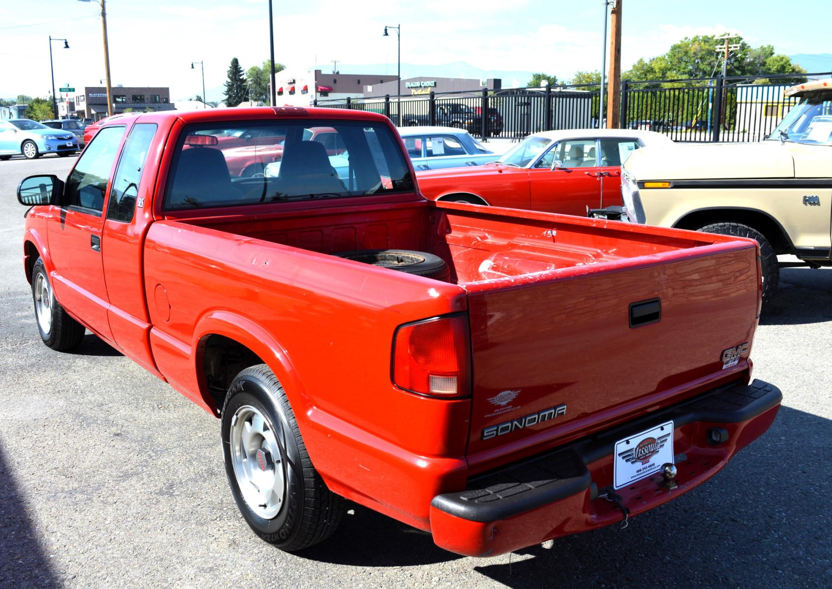 2001 Red GMC Sonoma SL Ext. Cab Short Bed 2WD (1GTCS195318) with an 2.2L L4 OHV 8V FFV engine, Automatic transmission, located at 450 N Russell, Missoula, MT, 59801, (406) 543-6600, 46.874496, -114.017433 - Great Running little truck . Passenger side has some body damage. Air Conditioning Blows Cold. Cruise and Tilt. Gets Great Gas Mileage. Newer Tires and Windshield. This vehicle is more then 20 years old and is not eligible for lending through our finance companies. - Photo #3