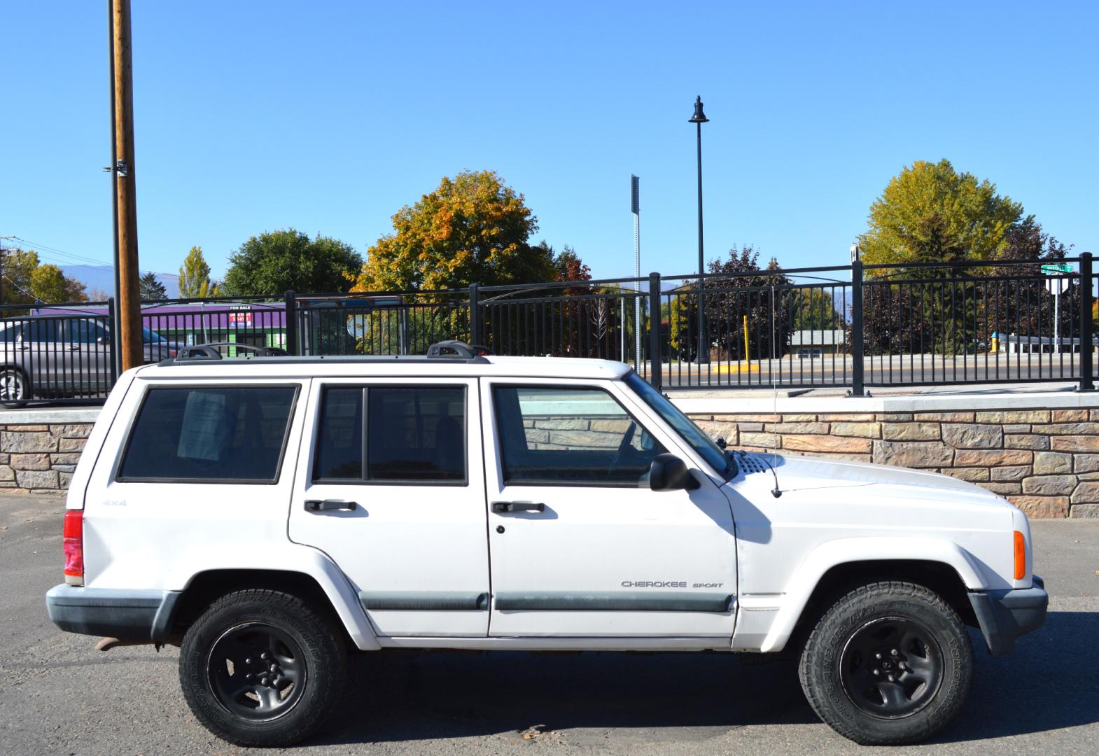 1999 White Jeep Cherokee Sport 4-Door 4WD (1J4FF68S0XL) with an 4.0L L6 OHV 12V engine, Automatic transmission, located at 450 N Russell, Missoula, MT, 59801, (406) 543-6600, 46.874496, -114.017433 - Photo#0