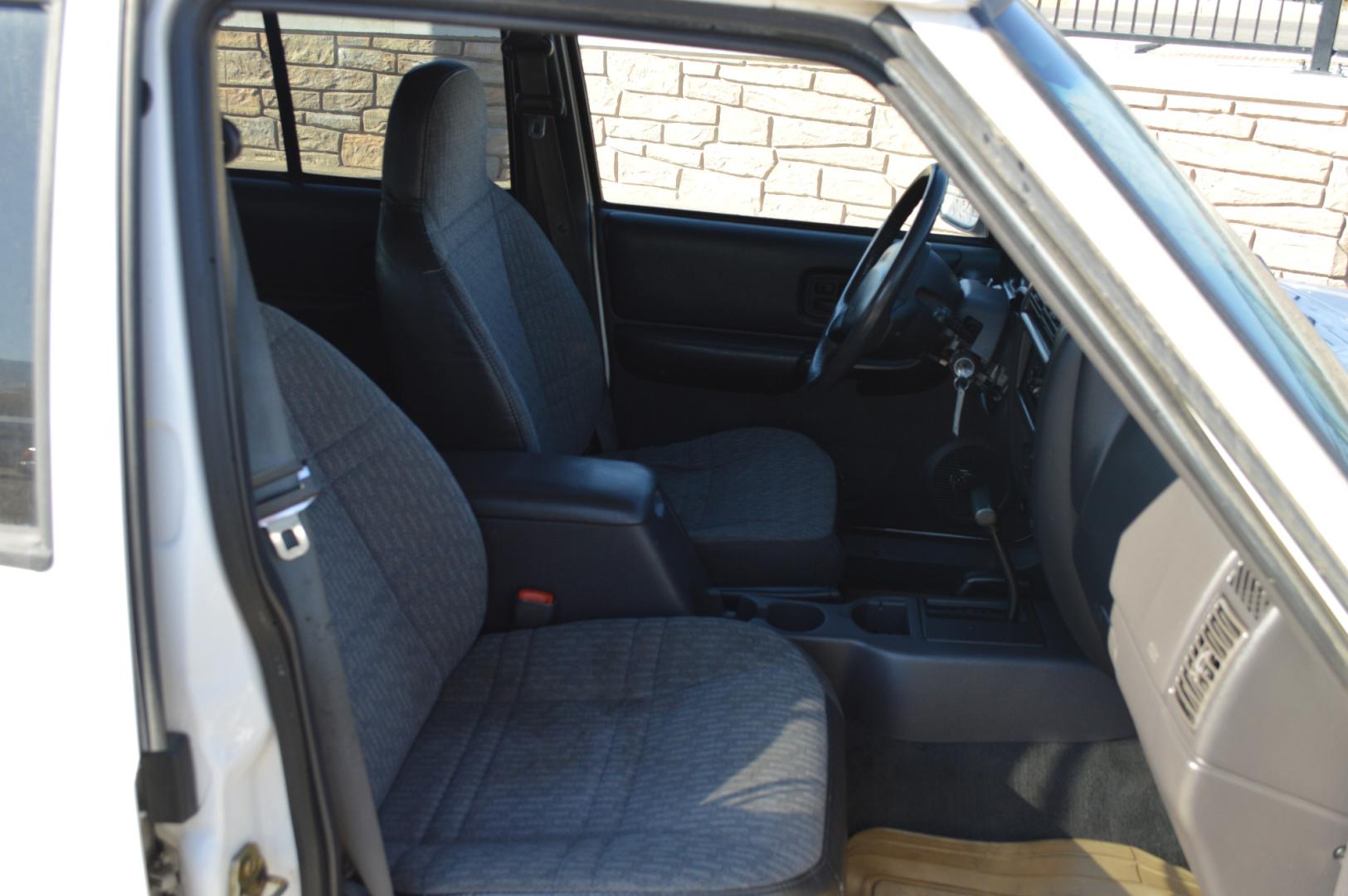 1999 White Jeep Cherokee Sport 4-Door 4WD (1J4FF68S0XL) with an 4.0L L6 OHV 12V engine, Automatic transmission, located at 450 N Russell, Missoula, MT, 59801, (406) 543-6600, 46.874496, -114.017433 - Photo#9