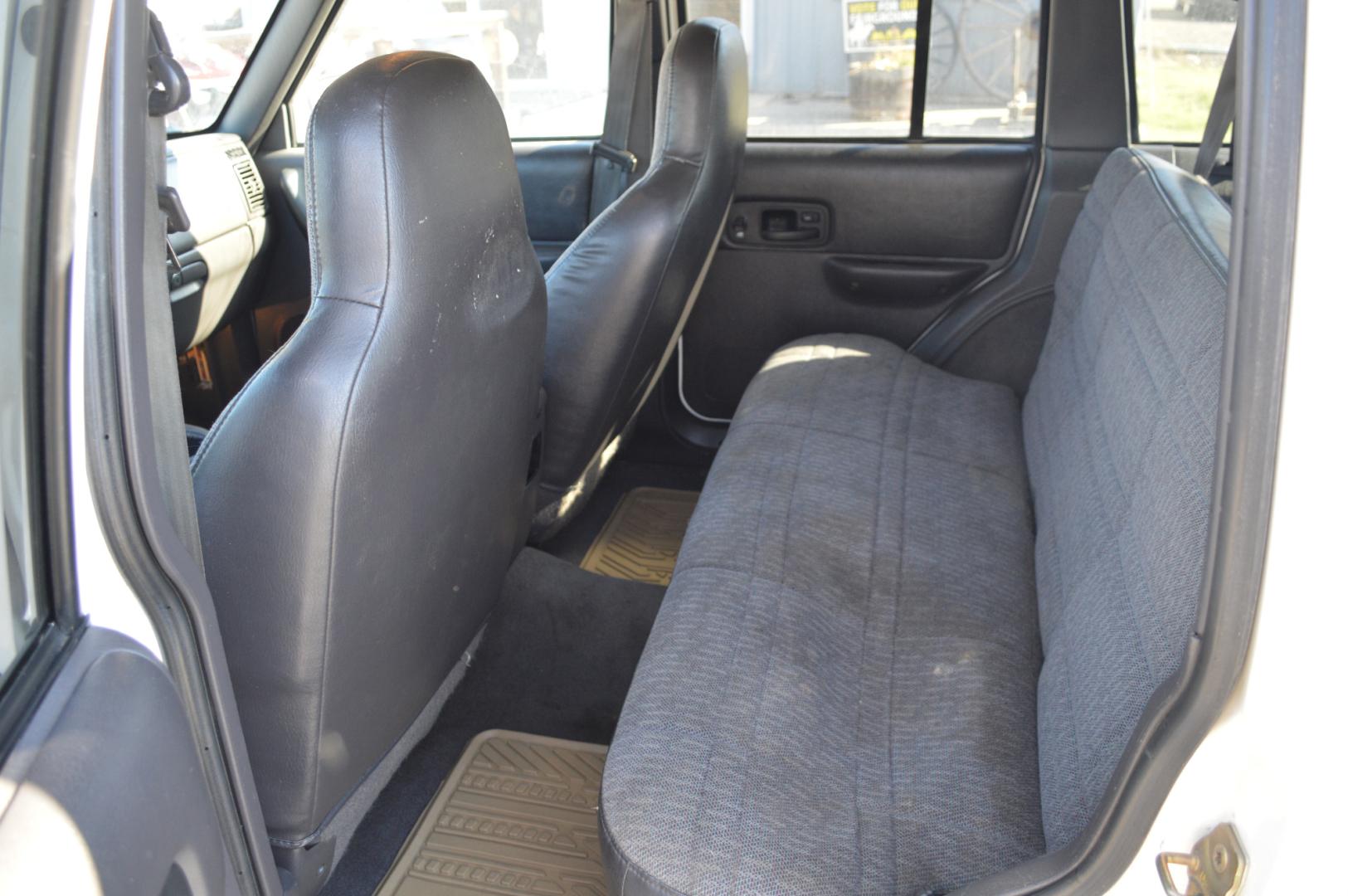 1999 White Jeep Cherokee Sport 4-Door 4WD (1J4FF68S0XL) with an 4.0L L6 OHV 12V engine, Automatic transmission, located at 450 N Russell, Missoula, MT, 59801, (406) 543-6600, 46.874496, -114.017433 - Photo#11