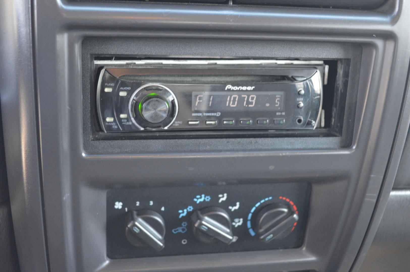 1999 White Jeep Cherokee Sport 4-Door 4WD (1J4FF68S0XL) with an 4.0L L6 OHV 12V engine, Automatic transmission, located at 450 N Russell, Missoula, MT, 59801, (406) 543-6600, 46.874496, -114.017433 - Photo#14