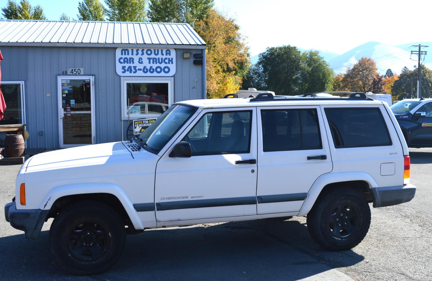 1999 White Jeep Cherokee Sport 4-Door 4WD (1J4FF68S0XL) with an 4.0L L6 OHV 12V engine, Automatic transmission, located at 450 N Russell, Missoula, MT, 59801, (406) 543-6600, 46.874496, -114.017433 - Photo#1
