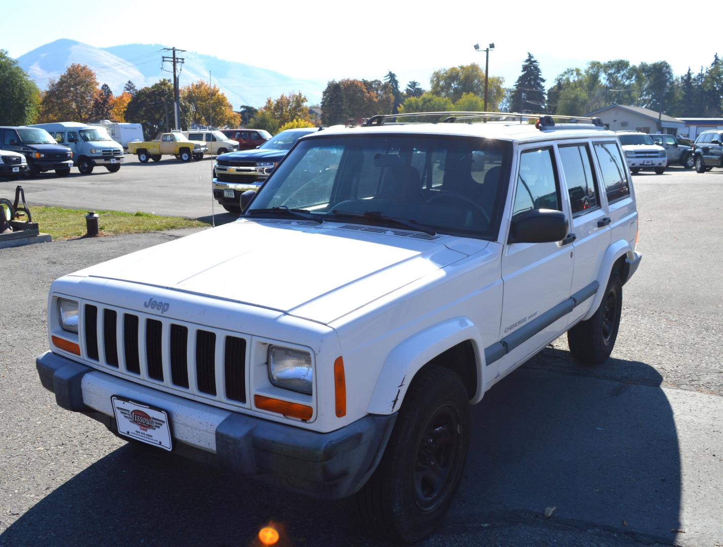 1999 White Jeep Cherokee Sport 4-Door 4WD (1J4FF68S0XL) with an 4.0L L6 OHV 12V engine, Automatic transmission, located at 450 N Russell, Missoula, MT, 59801, (406) 543-6600, 46.874496, -114.017433 - Photo#2