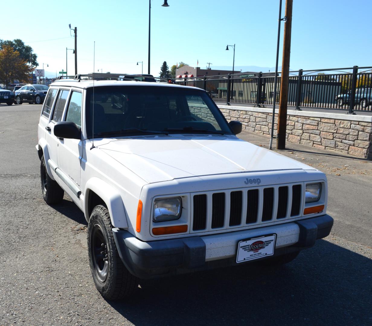 1999 White Jeep Cherokee Sport 4-Door 4WD (1J4FF68S0XL) with an 4.0L L6 OHV 12V engine, Automatic transmission, located at 450 N Russell, Missoula, MT, 59801, (406) 543-6600, 46.874496, -114.017433 - Photo#3