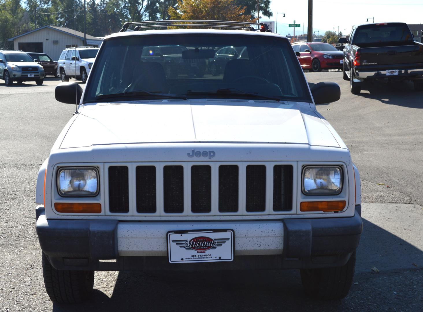 1999 White Jeep Cherokee Sport 4-Door 4WD (1J4FF68S0XL) with an 4.0L L6 OHV 12V engine, Automatic transmission, located at 450 N Russell, Missoula, MT, 59801, (406) 543-6600, 46.874496, -114.017433 - Photo#4