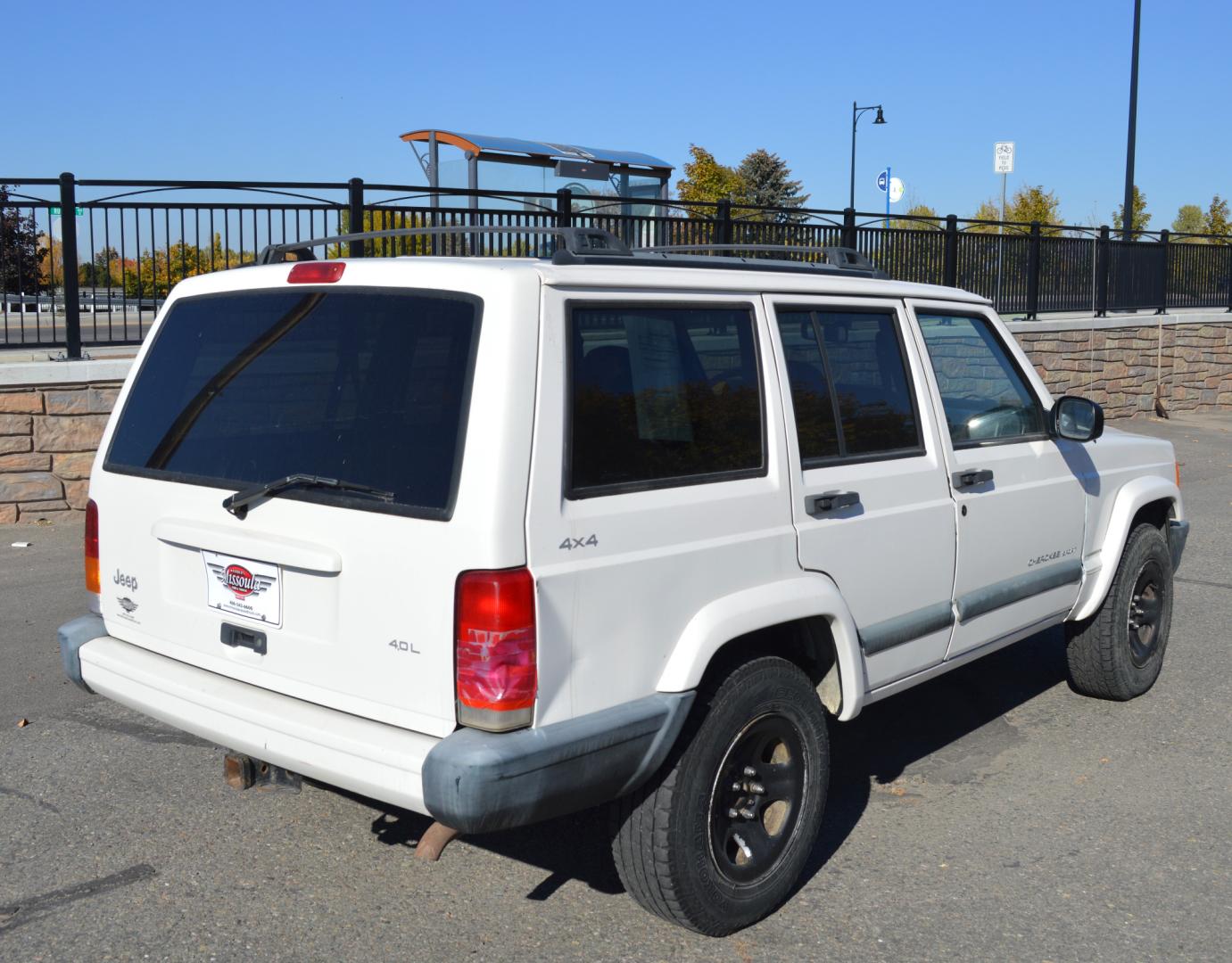 1999 White Jeep Cherokee Sport 4-Door 4WD (1J4FF68S0XL) with an 4.0L L6 OHV 12V engine, Automatic transmission, located at 450 N Russell, Missoula, MT, 59801, (406) 543-6600, 46.874496, -114.017433 - Photo#5