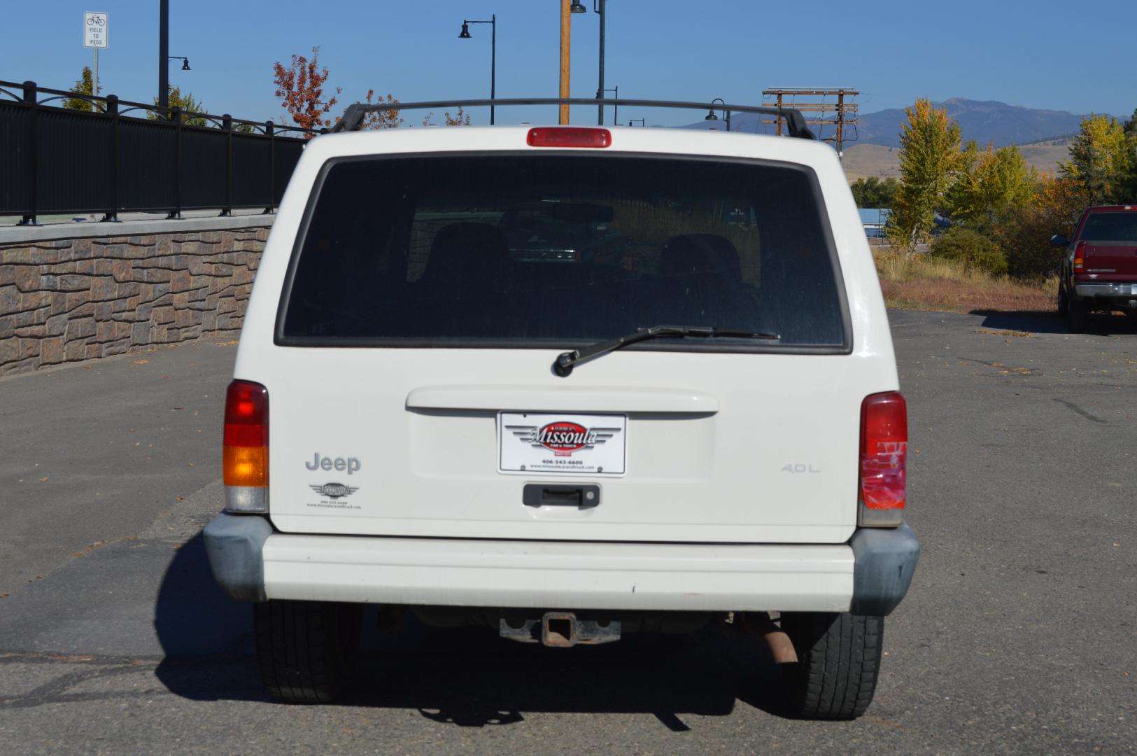 1999 White Jeep Cherokee Sport 4-Door 4WD (1J4FF68S0XL) with an 4.0L L6 OHV 12V engine, Automatic transmission, located at 450 N Russell, Missoula, MT, 59801, (406) 543-6600, 46.874496, -114.017433 - Photo#6
