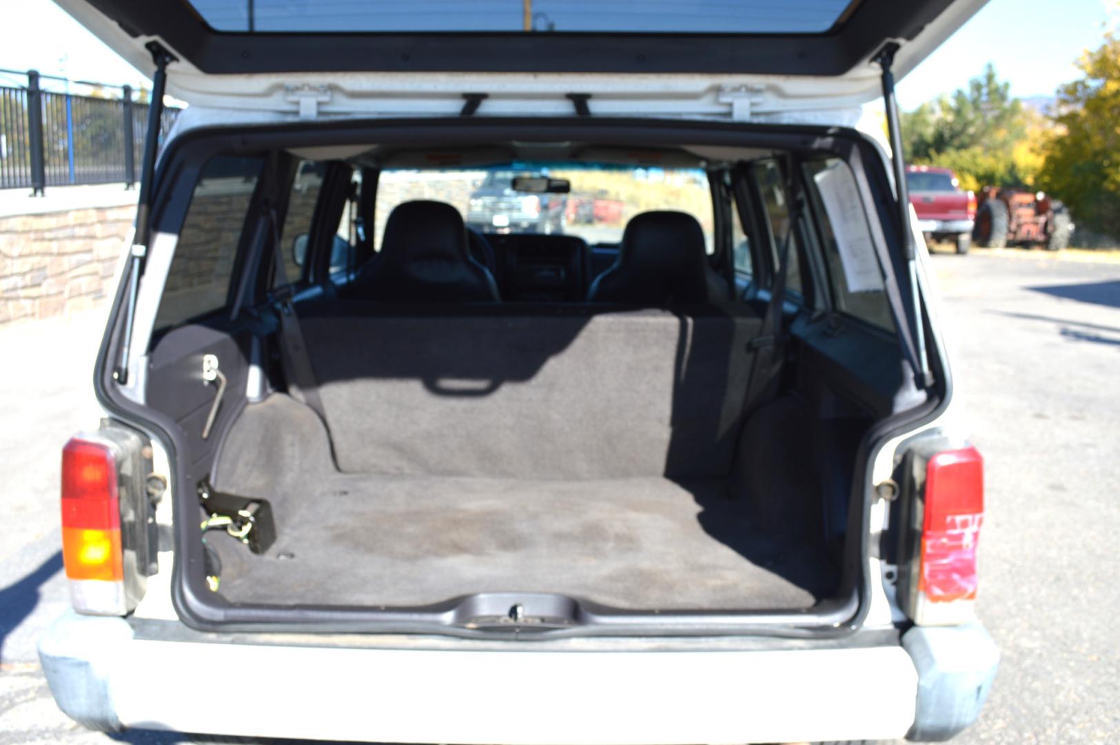 1999 White Jeep Cherokee Sport 4-Door 4WD (1J4FF68S0XL) with an 4.0L L6 OHV 12V engine, Automatic transmission, located at 450 N Russell, Missoula, MT, 59801, (406) 543-6600, 46.874496, -114.017433 - Photo#7