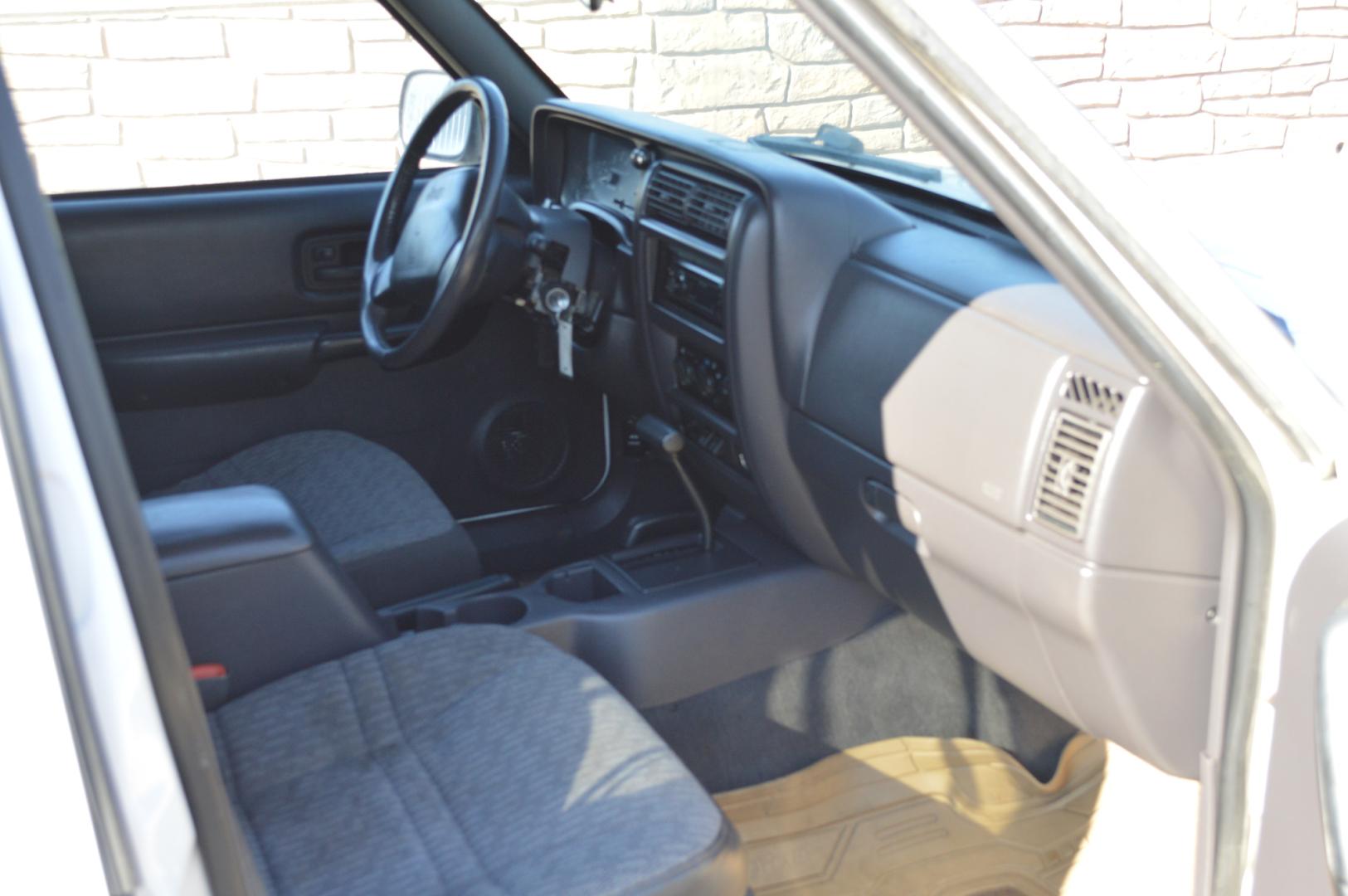 1999 White Jeep Cherokee Sport 4-Door 4WD (1J4FF68S0XL) with an 4.0L L6 OHV 12V engine, Automatic transmission, located at 450 N Russell, Missoula, MT, 59801, (406) 543-6600, 46.874496, -114.017433 - Photo#8