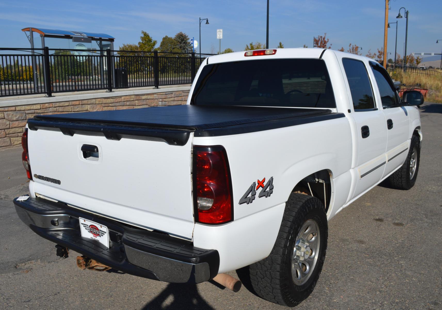 2007 White Chevrolet Silverado 1500 LT1 Crew Cab 4WD (2GCEK13V571) with an 4.8L V8 OHV 16V engine, 4-Speed Automatic Overdrive transmission, located at 450 N Russell, Missoula, MT, 59801, (406) 543-6600, 46.874496, -114.017433 - Photo #1