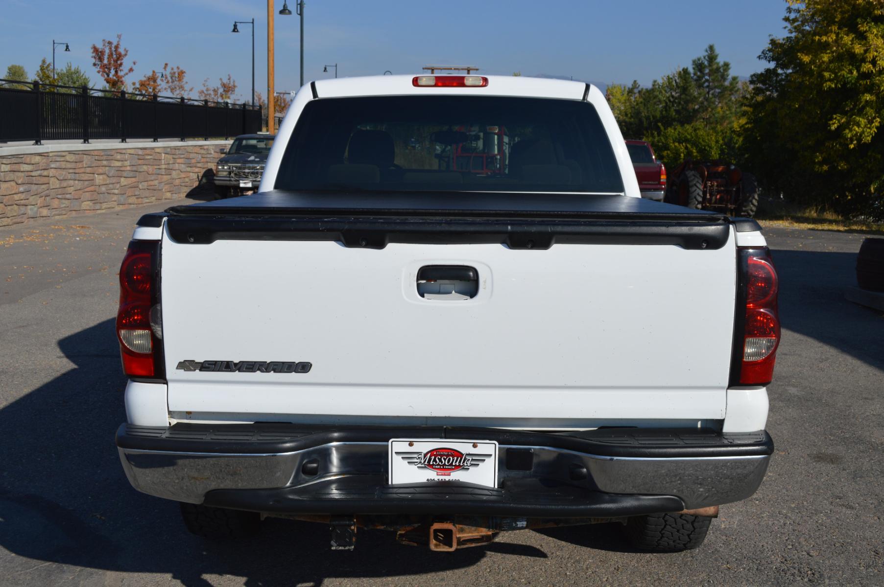 2007 White Chevrolet Silverado 1500 LT1 Crew Cab 4WD (2GCEK13V571) with an 4.8L V8 OHV 16V engine, 4-Speed Automatic Overdrive transmission, located at 450 N Russell, Missoula, MT, 59801, (406) 543-6600, 46.874496, -114.017433 - Photo #2