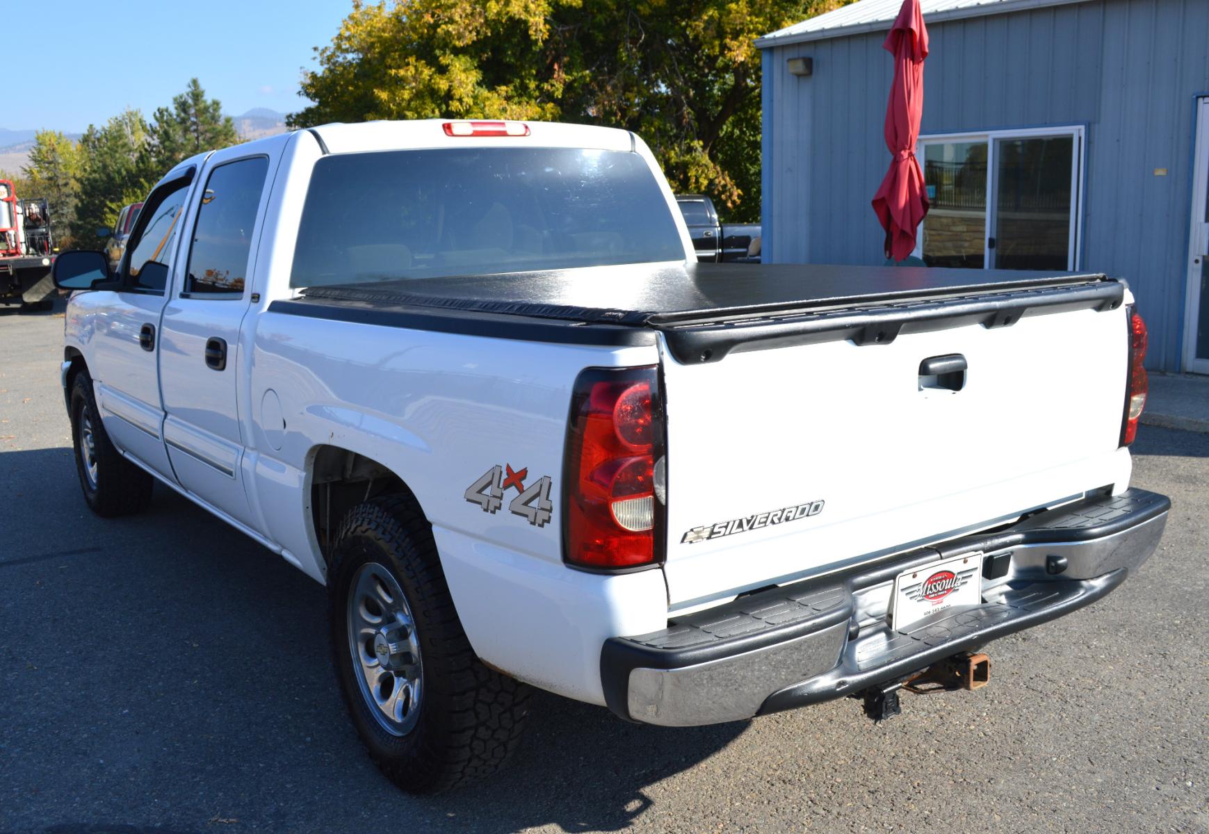 2007 White Chevrolet Silverado 1500 LT1 Crew Cab 4WD (2GCEK13V571) with an 4.8L V8 OHV 16V engine, 4-Speed Automatic Overdrive transmission, located at 450 N Russell, Missoula, MT, 59801, (406) 543-6600, 46.874496, -114.017433 - Photo #3