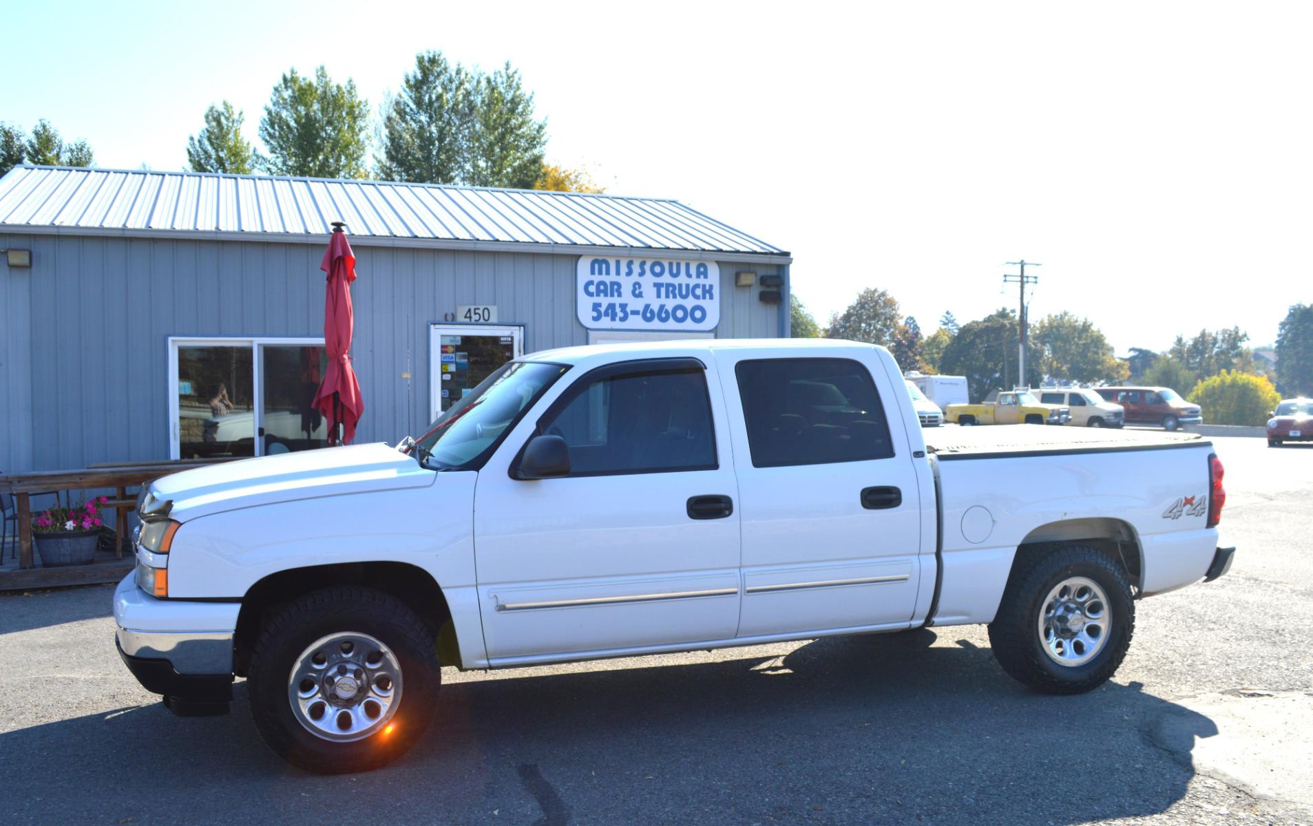2007 White Chevrolet Silverado 1500 LT1 Crew Cab 4WD (2GCEK13V571) with an 4.8L V8 OHV 16V engine, 4-Speed Automatic Overdrive transmission, located at 450 N Russell, Missoula, MT, 59801, (406) 543-6600, 46.874496, -114.017433 - Photo #4