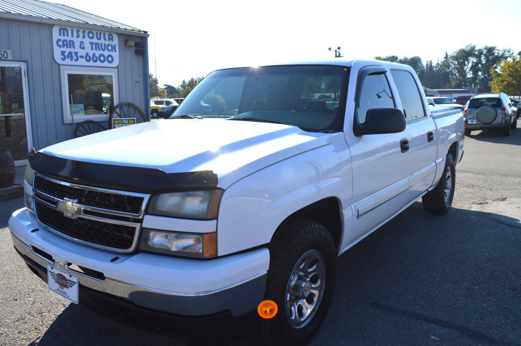 2007 White Chevrolet Silverado 1500 LT1 Crew Cab 4WD (2GCEK13V571) with an 4.8L V8 OHV 16V engine, 4-Speed Automatic Overdrive transmission, located at 450 N Russell, Missoula, MT, 59801, (406) 543-6600, 46.874496, -114.017433 - Clean 4 Wheel Drive. Automatic Transmission. Air Conditioning. Power Windows and Locks,. - Photo #5
