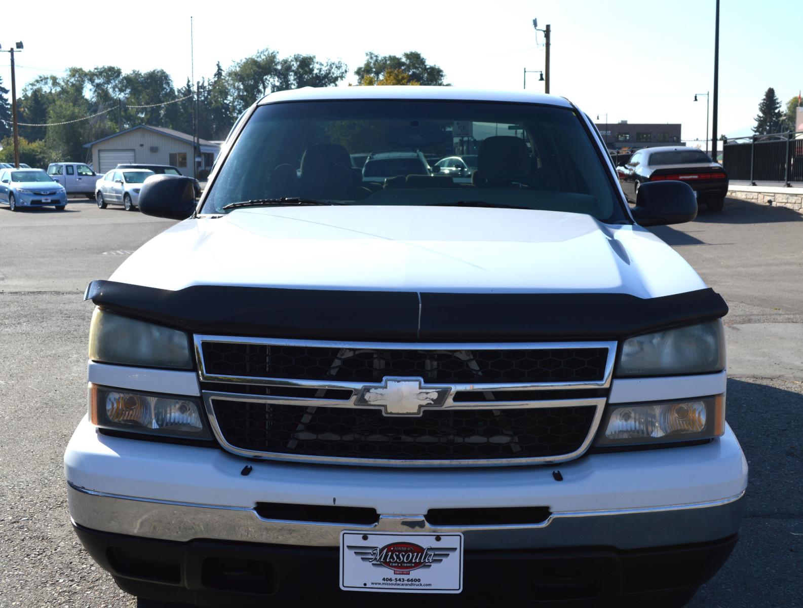 2007 White Chevrolet Silverado 1500 LT1 Crew Cab 4WD (2GCEK13V571) with an 4.8L V8 OHV 16V engine, 4-Speed Automatic Overdrive transmission, located at 450 N Russell, Missoula, MT, 59801, (406) 543-6600, 46.874496, -114.017433 - Photo #6
