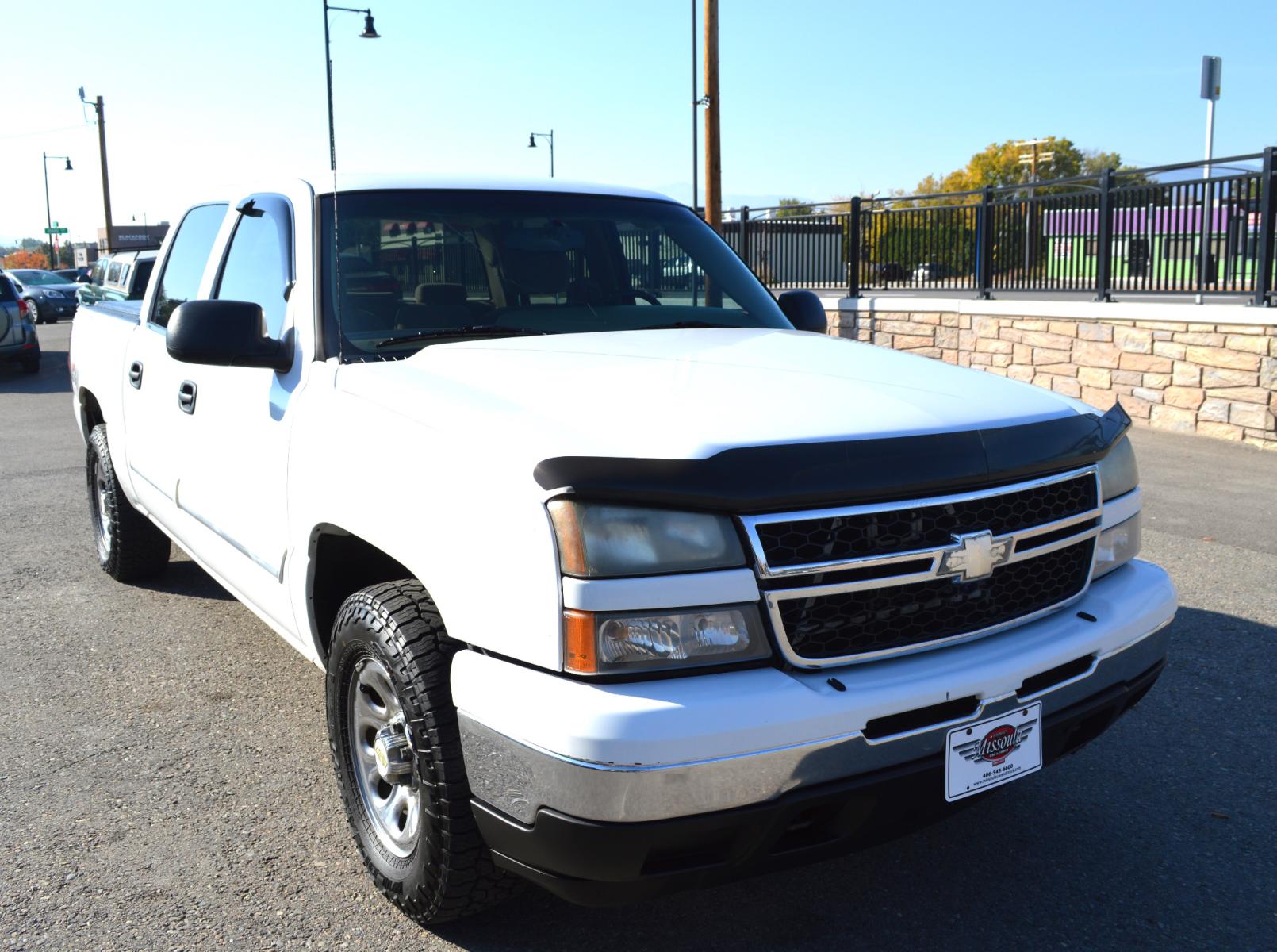 2007 White Chevrolet Silverado 1500 LT1 Crew Cab 4WD (2GCEK13V571) with an 4.8L V8 OHV 16V engine, 4-Speed Automatic Overdrive transmission, located at 450 N Russell, Missoula, MT, 59801, (406) 543-6600, 46.874496, -114.017433 - Photo #7