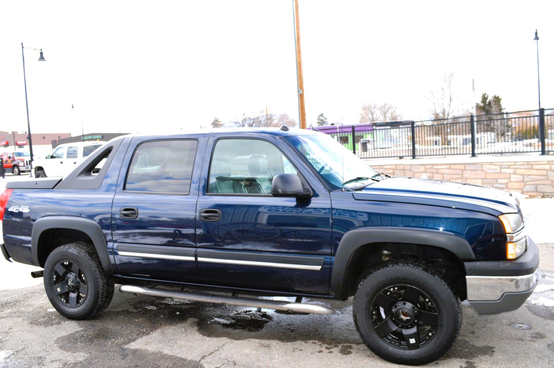 2004 Blue Chevrolet Avalanche 1500 4WD (3GNEK12T74G) with an 5.3L V8 OHV 16V engine, 4-Speed Automatic Overdrive transmission, located at 450 N Russell, Missoula, MT, 59801, (406) 543-6600, 46.874496, -114.017433 - Automatic Transmission. Air. Cruise. Tilt. Power Leather Seats. Heated Seats. Power Windows. Custom Wheels. Power Sunroof. Towing. - Photo #4
