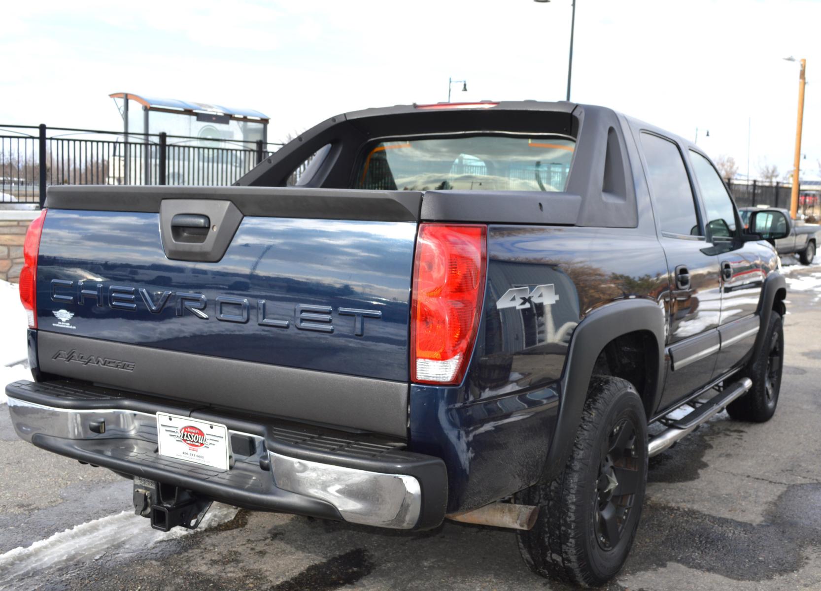 2004 Blue Chevrolet Avalanche 1500 4WD (3GNEK12T74G) with an 5.3L V8 OHV 16V engine, 4-Speed Automatic Overdrive transmission, located at 450 N Russell, Missoula, MT, 59801, (406) 543-6600, 46.874496, -114.017433 - Automatic Transmission. Air. Cruise. Tilt. Power Leather Seats. Heated Seats. Power Windows. Custom Wheels. Power Sunroof. Towing. - Photo #5