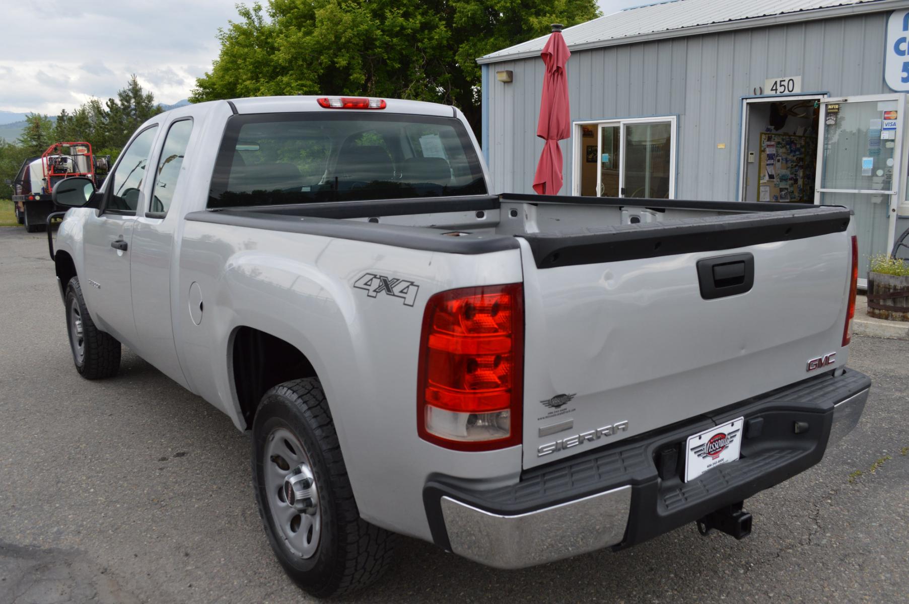 2010 Silver /Black GMC Sierra 1500 Work Truck Ext. Cab 4WD (1GTSKTE38AZ) with an 5.3L V8 OHV 16V FFV engine, 4-Speed Automatic transmission, located at 450 N Russell, Missoula, MT, 59801, (406) 543-6600, 46.874496, -114.017433 - Runs Great! 4 Wheel Drive. Extra Cab. Automatic Transmission. Air conditioning. Cruise Control. Power Windows. Towing Package. - Photo #7