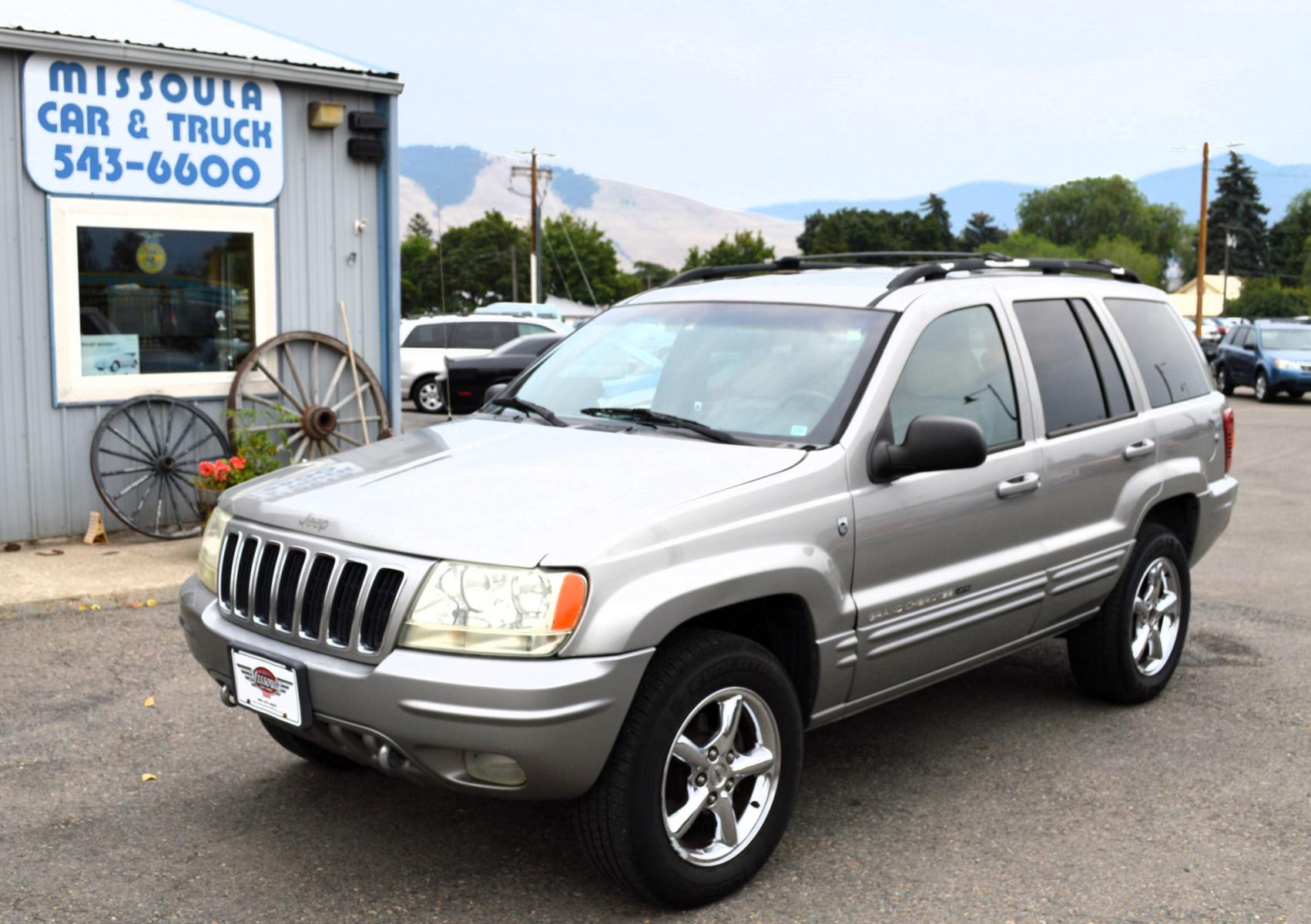 2001 Silver Jeep Grand Cherokee Limited 4WD (1J4GW58N71C) with an 4.7L V8 SOHC 16V engine, Automatic transmission, located at 450 N Russell, Missoula, MT, 59801, (406) 543-6600, 46.874496, -114.017433 - Nice SUV. 60th Anniversary Edition. Automatic Transmission. Power Sunroof. Air. Cruise. Tilt. Power Windows and Locks. Power Leather Seats. Heated Seats. This vehicle is more then 20 years old and is not eligible for lending through our finance companies. - Photo #1