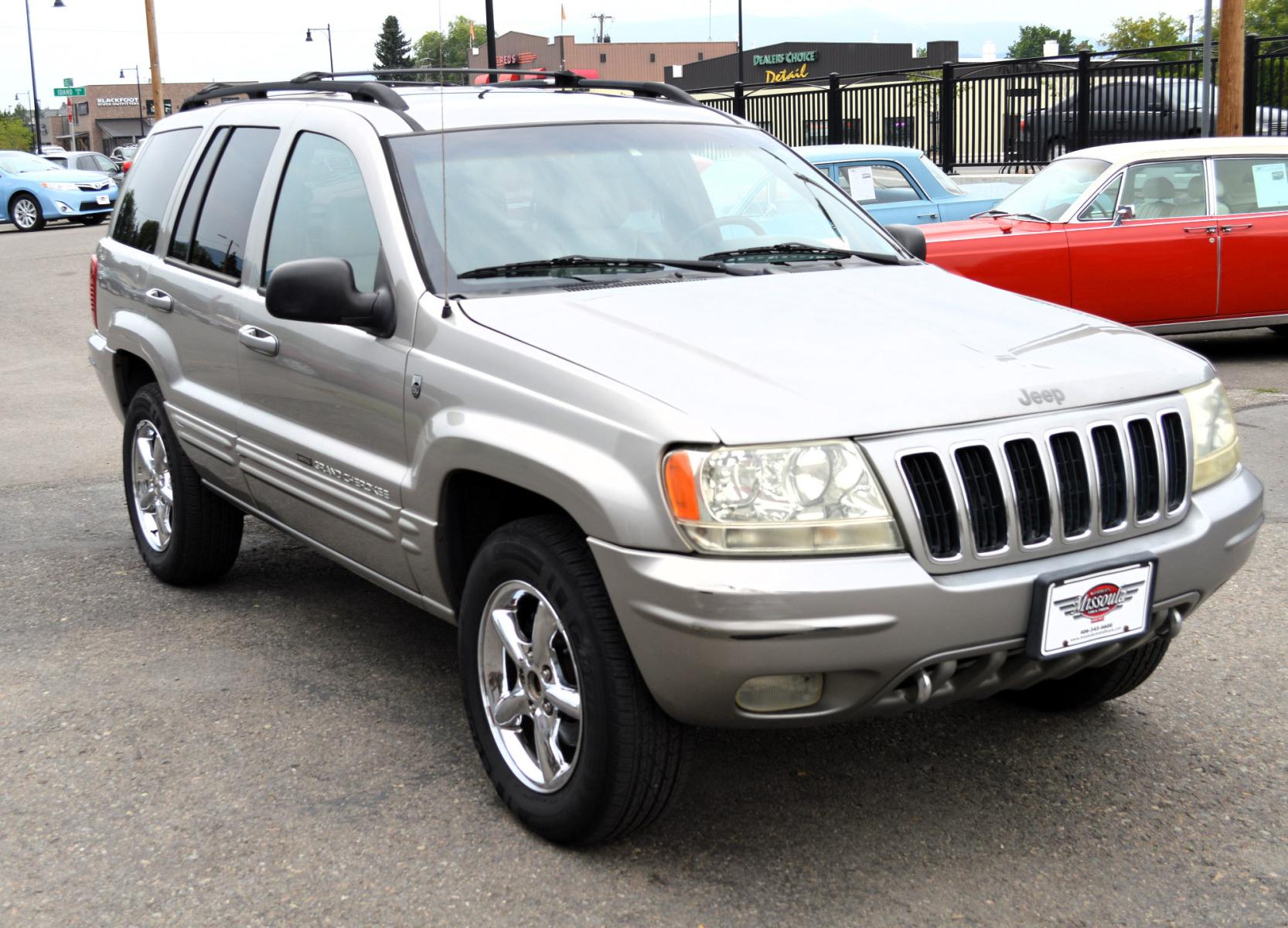 2001 Silver Jeep Grand Cherokee Limited 4WD (1J4GW58N71C) with an 4.7L V8 SOHC 16V engine, Automatic transmission, located at 450 N Russell, Missoula, MT, 59801, (406) 543-6600, 46.874496, -114.017433 - Nice SUV. 60th Anniversary Edition. Automatic Transmission. Power Sunroof. Air. Cruise. Tilt. Power Windows and Locks. Power Leather Seats. Heated Seats. This vehicle is more then 20 years old and is not eligible for lending through our finance companies. - Photo #3
