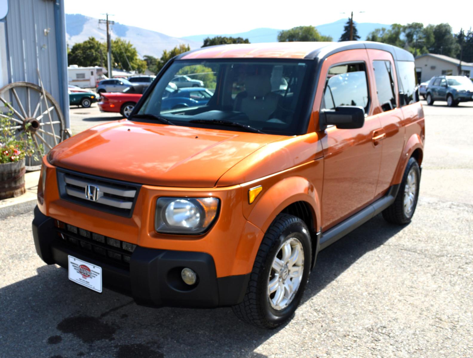 2008 Orange /Black Honda Element EX 4WD AT (5J6YH28728L) with an 2.4L L4 DOHC 16V engine, 5-Speed Automatic Overdrive transmission, located at 450 N Russell, Missoula, MT, 59801, (406) 543-6600, 46.874496, -114.017433 - Cute Element in Excellent Condition. Automatic Transmission. Sunroof. Air. Cruise. Tilt. Power Windows and Locks. AM FM CD XM. Lots of space. - Photo #1