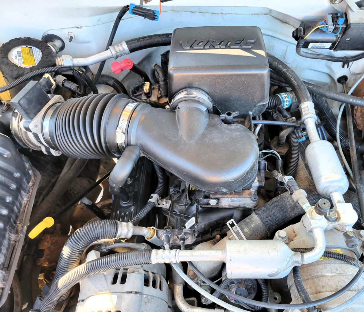 1998 White Chevrolet C/K 1500 Reg. Cab 8-ft. Bed 4WD (1GCEK14R5WZ) with an 5.7L V8 OHV 16V engine, Automatic transmission, located at 450 N Russell, Missoula, MT, 59801, (406) 543-6600, 46.874496, -114.017433 - Nice 4 Wheel Drive Chevy. Runs Amazing. Automatic Transmission. Air. Cruise. Tilt. AM FM Cassette. Good Hankook Tires. This vehicle is more then 20 years old and is not eligible for lending through our finance companies. - Photo#19