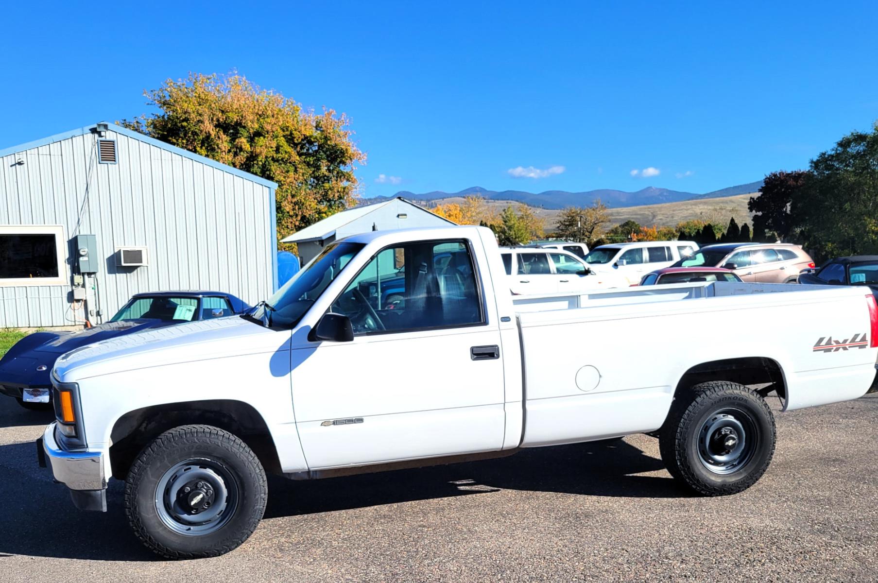 1998 White Chevrolet C/K 1500 Reg. Cab 8-ft. Bed 4WD (1GCEK14R5WZ) with an 5.7L V8 OHV 16V engine, Automatic transmission, located at 450 N Russell, Missoula, MT, 59801, (406) 543-6600, 46.874496, -114.017433 - Nice 4 Wheel Drive Chevy. Runs Amazing. Automatic Transmission. Air. Cruise. Tilt. AM FM Cassette. Good Hankook Tires. This vehicle is more then 20 years old and is not eligible for lending through our finance companies. - Photo #8
