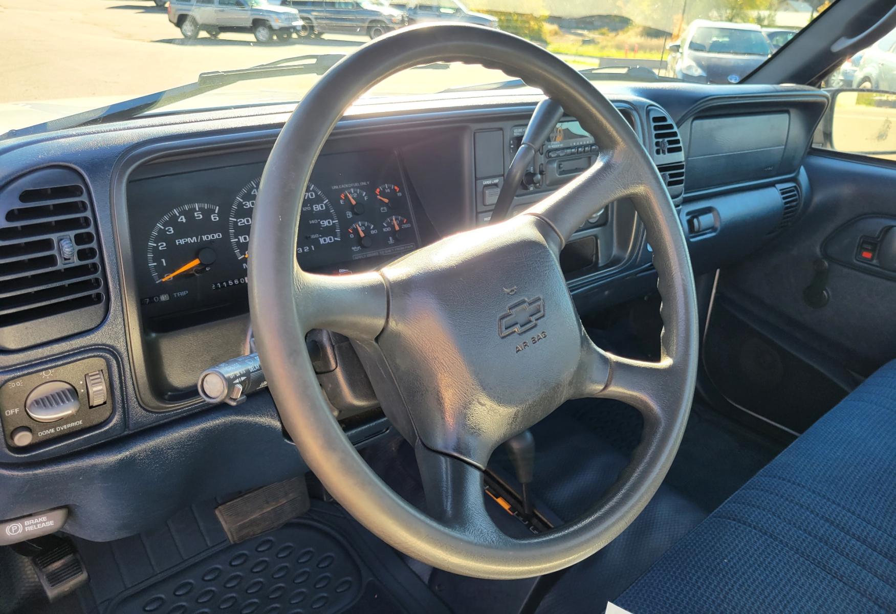 1998 White Chevrolet C/K 1500 Reg. Cab 8-ft. Bed 4WD (1GCEK14R5WZ) with an 5.7L V8 OHV 16V engine, Automatic transmission, located at 450 N Russell, Missoula, MT, 59801, (406) 543-6600, 46.874496, -114.017433 - Photo #18