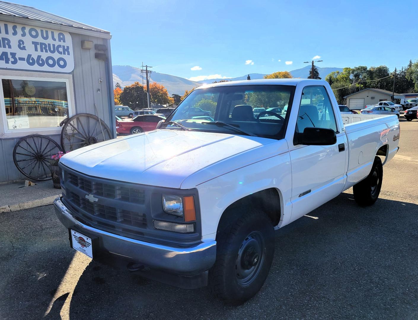 1998 White Chevrolet C/K 1500 Reg. Cab 8-ft. Bed 4WD (1GCEK14R5WZ) with an 5.7L V8 OHV 16V engine, Automatic transmission, located at 450 N Russell, Missoula, MT, 59801, (406) 543-6600, 46.874496, -114.017433 - Nice 4 Wheel Drive Chevy. Runs Amazing. Automatic Transmission. Air. Cruise. Tilt. AM FM Cassette. Good Hankook Tires. This vehicle is more then 20 years old and is not eligible for lending through our finance companies. - Photo#1
