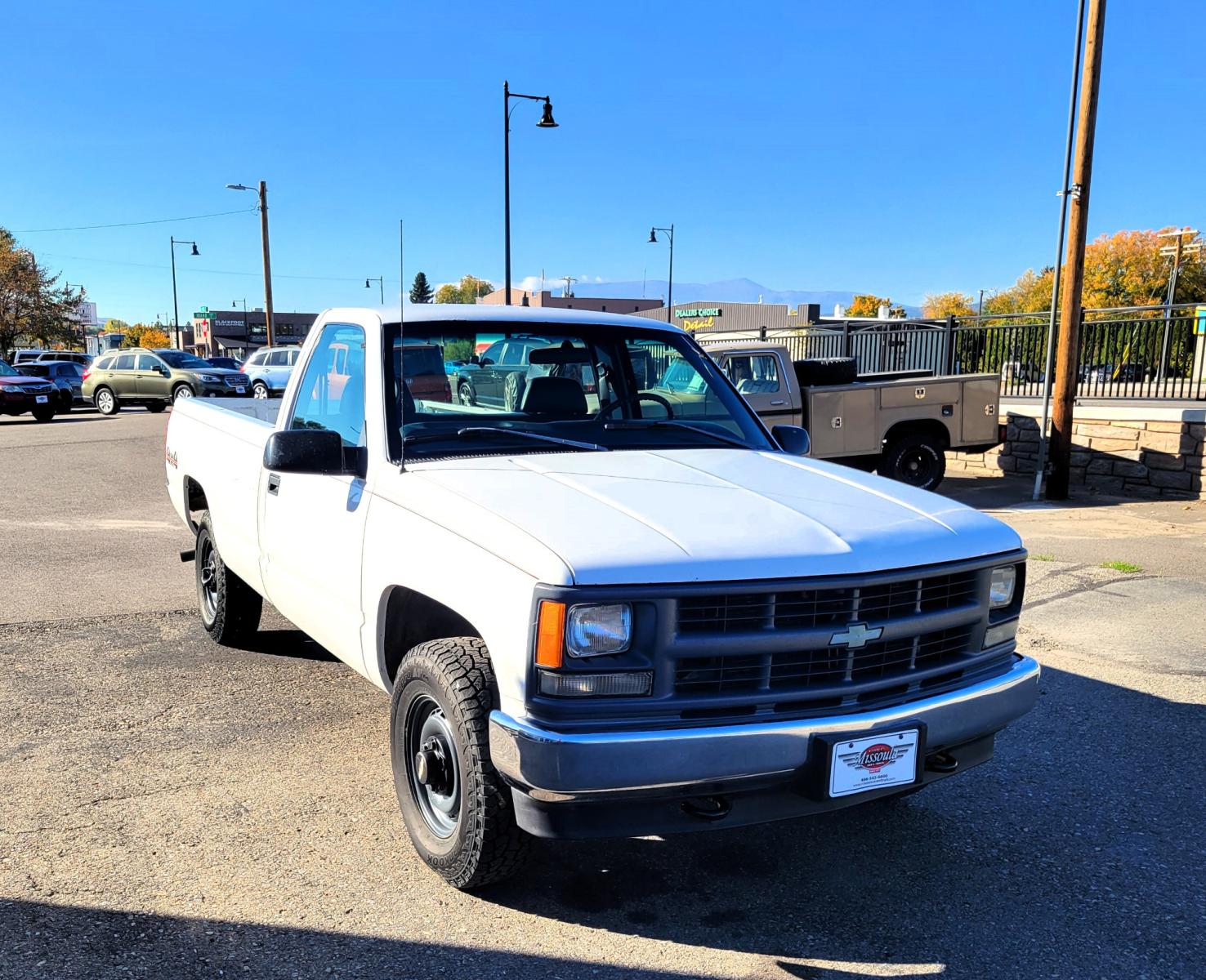 1998 White Chevrolet C/K 1500 Reg. Cab 8-ft. Bed 4WD (1GCEK14R5WZ) with an 5.7L V8 OHV 16V engine, Automatic transmission, located at 450 N Russell, Missoula, MT, 59801, (406) 543-6600, 46.874496, -114.017433 - Nice 4 Wheel Drive Chevy. Runs Amazing. Automatic Transmission. Air. Cruise. Tilt. AM FM Cassette. Good Hankook Tires. This vehicle is more then 20 years old and is not eligible for lending through our finance companies. - Photo #3