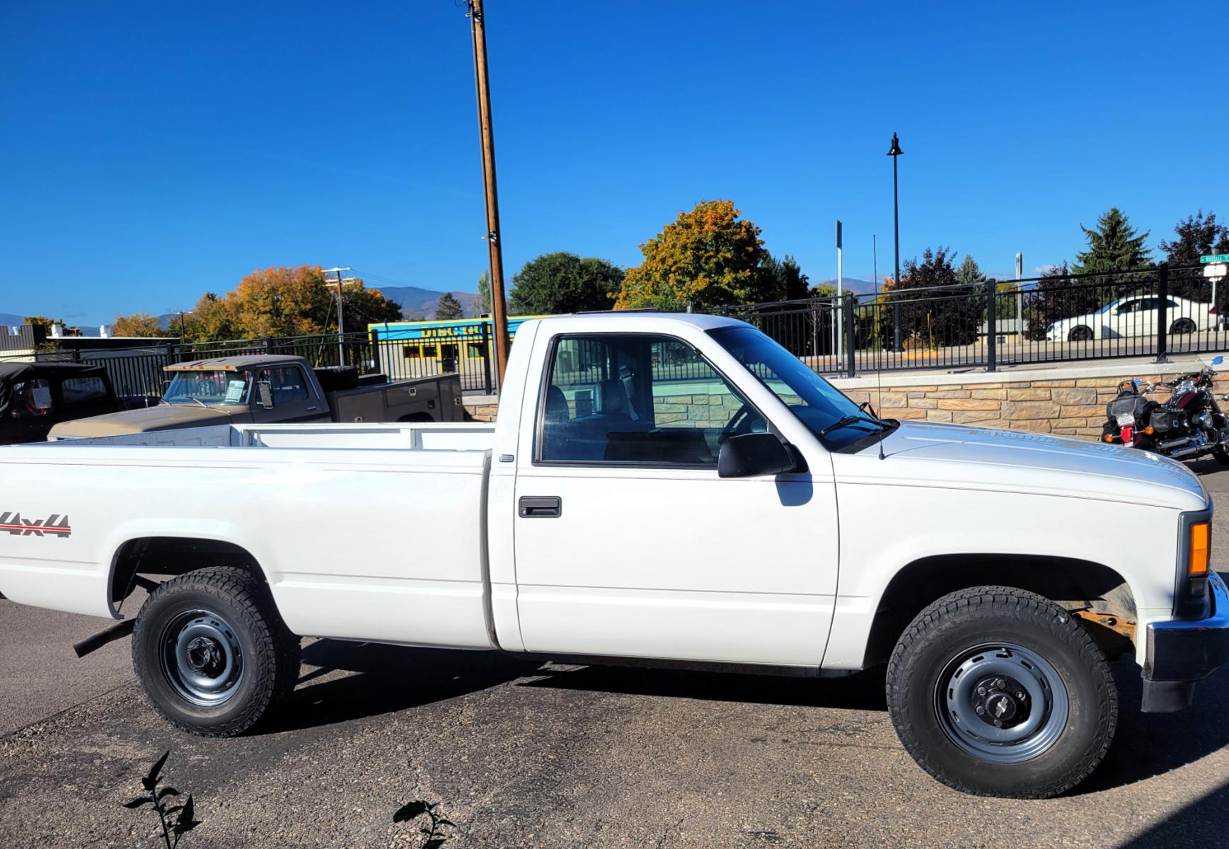 1998 White Chevrolet C/K 1500 Reg. Cab 8-ft. Bed 4WD (1GCEK14R5WZ) with an 5.7L V8 OHV 16V engine, Automatic transmission, located at 450 N Russell, Missoula, MT, 59801, (406) 543-6600, 46.874496, -114.017433 - Nice 4 Wheel Drive Chevy. Runs Amazing. Automatic Transmission. Air. Cruise. Tilt. AM FM Cassette. Good Hankook Tires. This vehicle is more then 20 years old and is not eligible for lending through our finance companies. - Photo #4